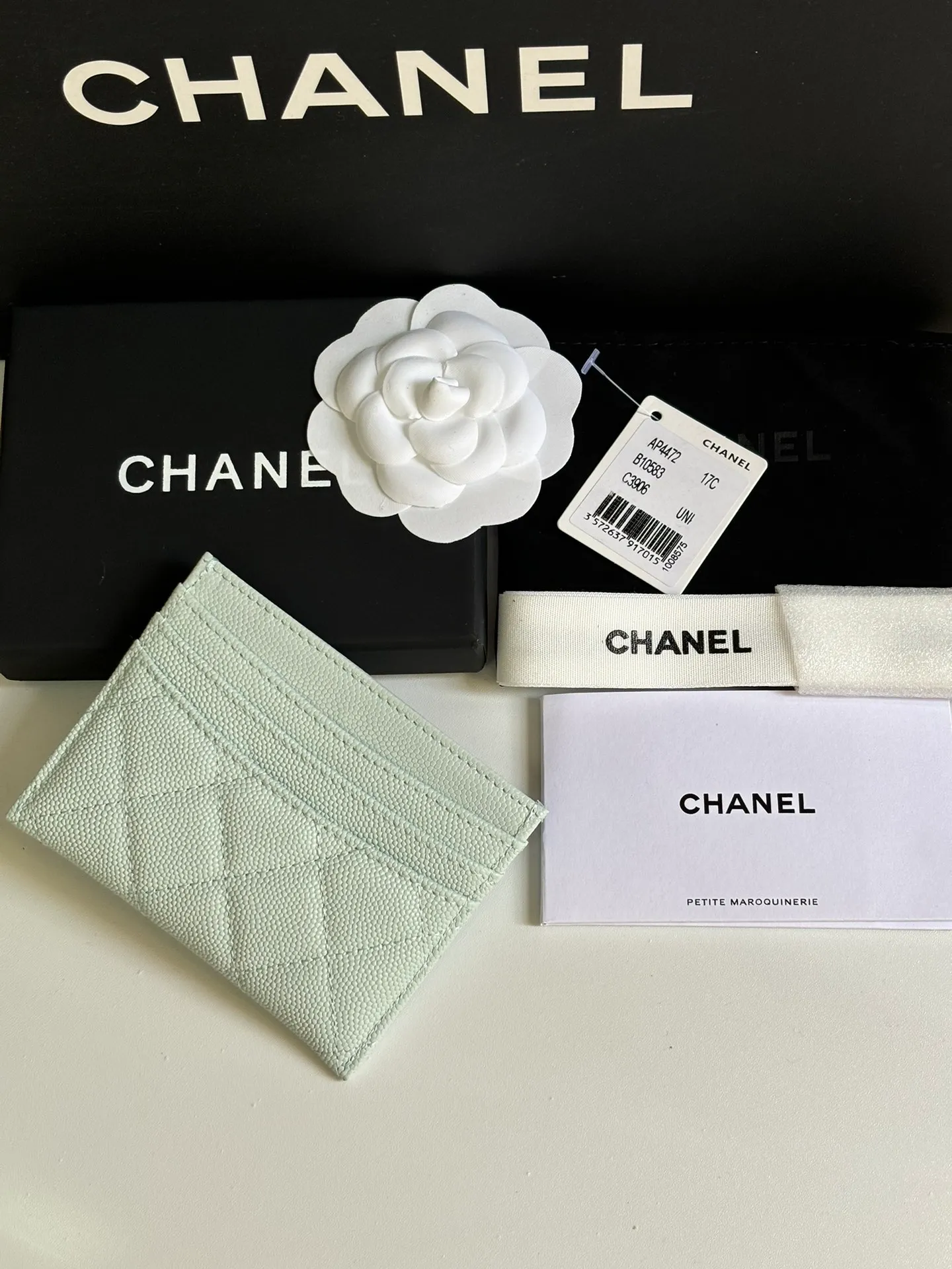 💰240 new product CH@NEL card holder has arrived💦This card holder adds a few more card slots based on the old model, making it more practical. It has original quality and beautiful details. Model No. AP8944, size 11*8*1cm.
