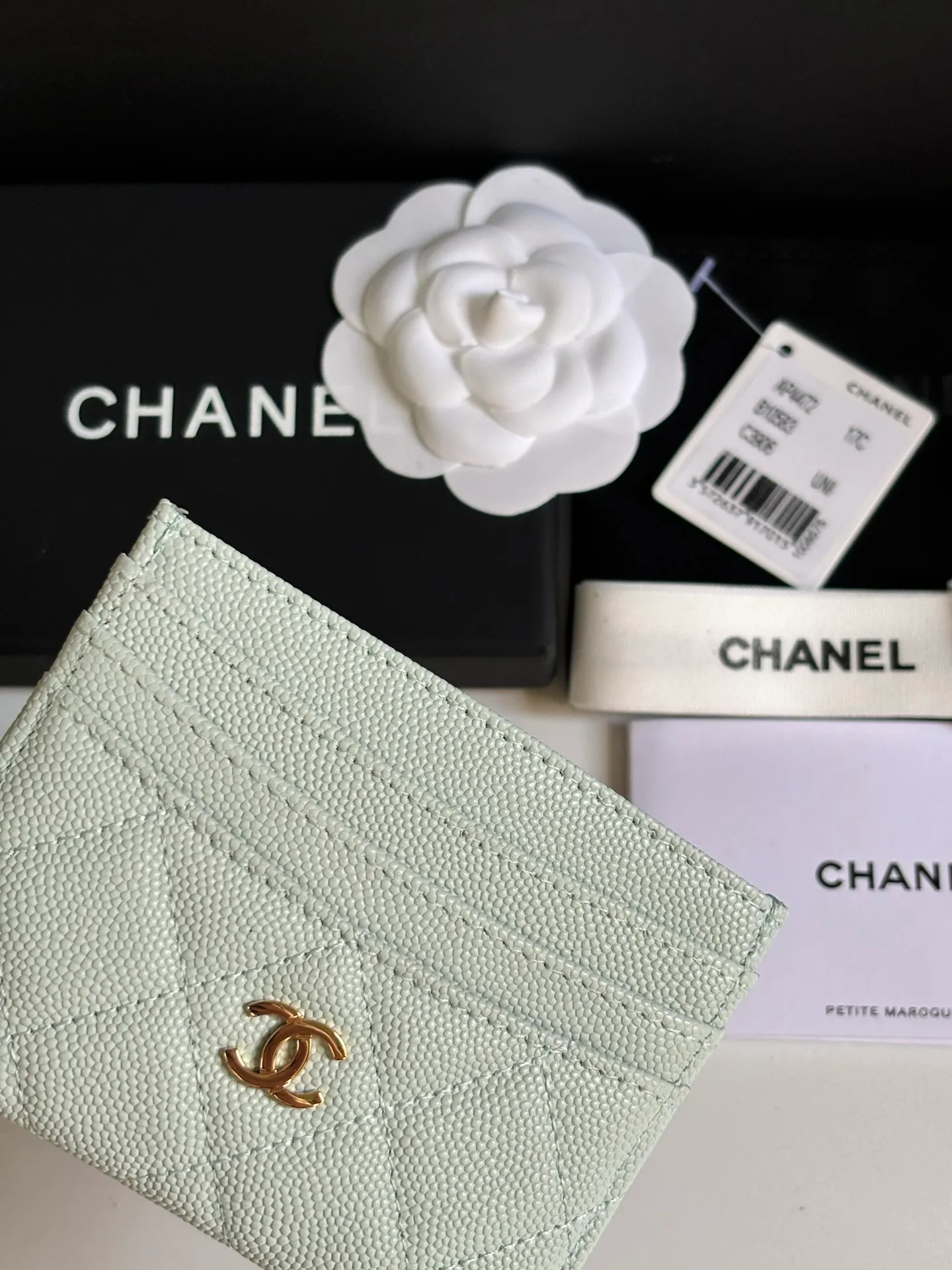 💰240 new product CH@NEL card holder has arrived💦This card holder adds a few more card slots based on the old model, making it more practical. It has original quality and beautiful details. Model No. AP8944, size 11*8*1cm.