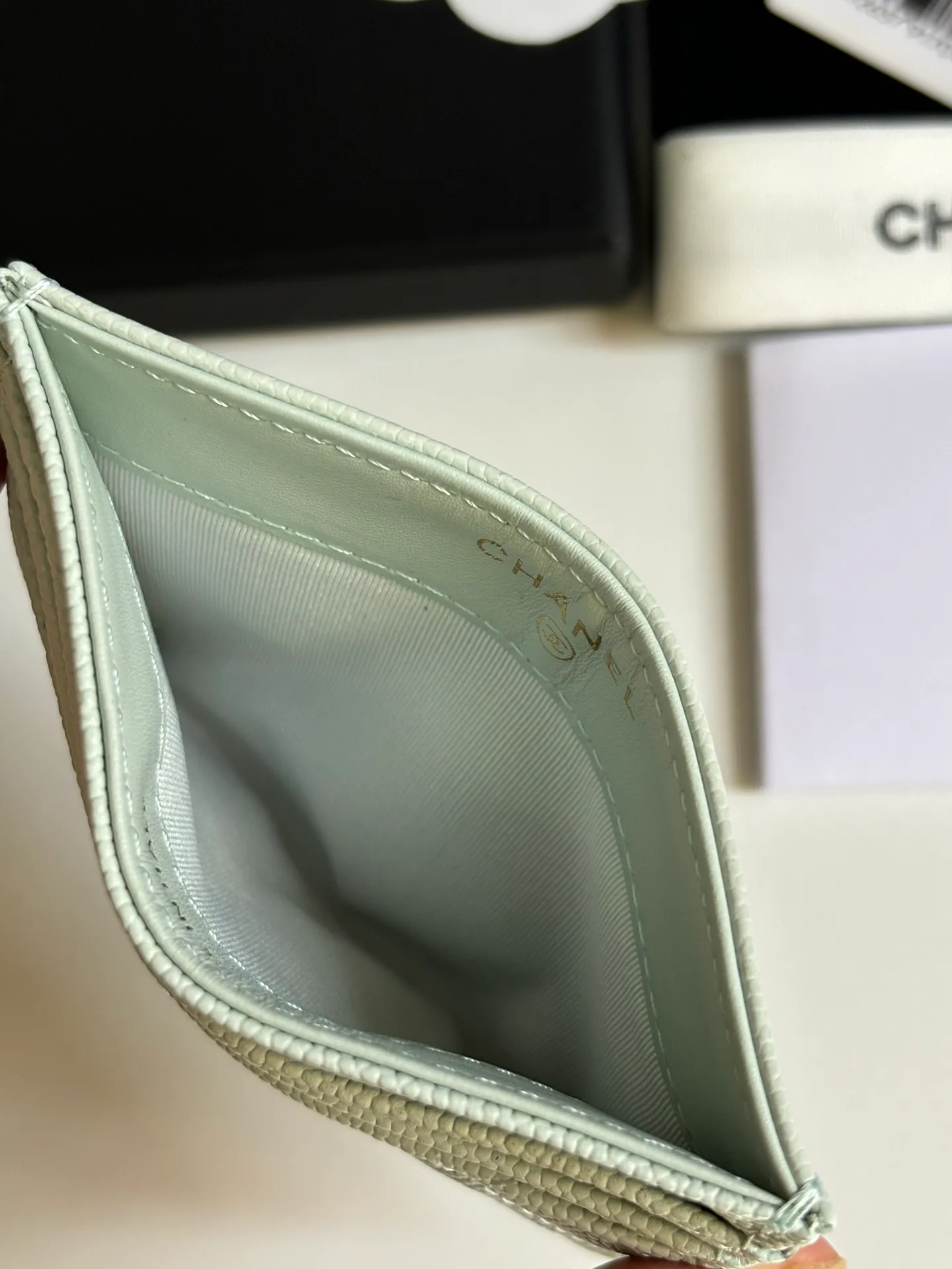 💰240 new product CH@NEL card holder has arrived💦This card holder adds a few more card slots based on the old model, making it more practical. It has original quality and beautiful details. Model No. AP8944, size 11*8*1cm.