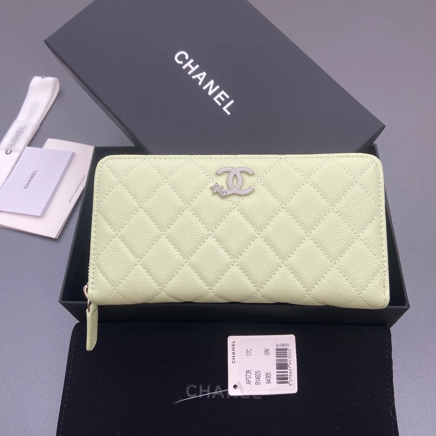 25b new series caviar cowhide with stars ⭐logo shiny blingblibg~zipper bag series light green fine ball pattern silver star hardware 12 card slots, two banknote compartments two compartments, 1 zipper bag Price: 250 No.: 3726 Size: w19×h10×d3cm