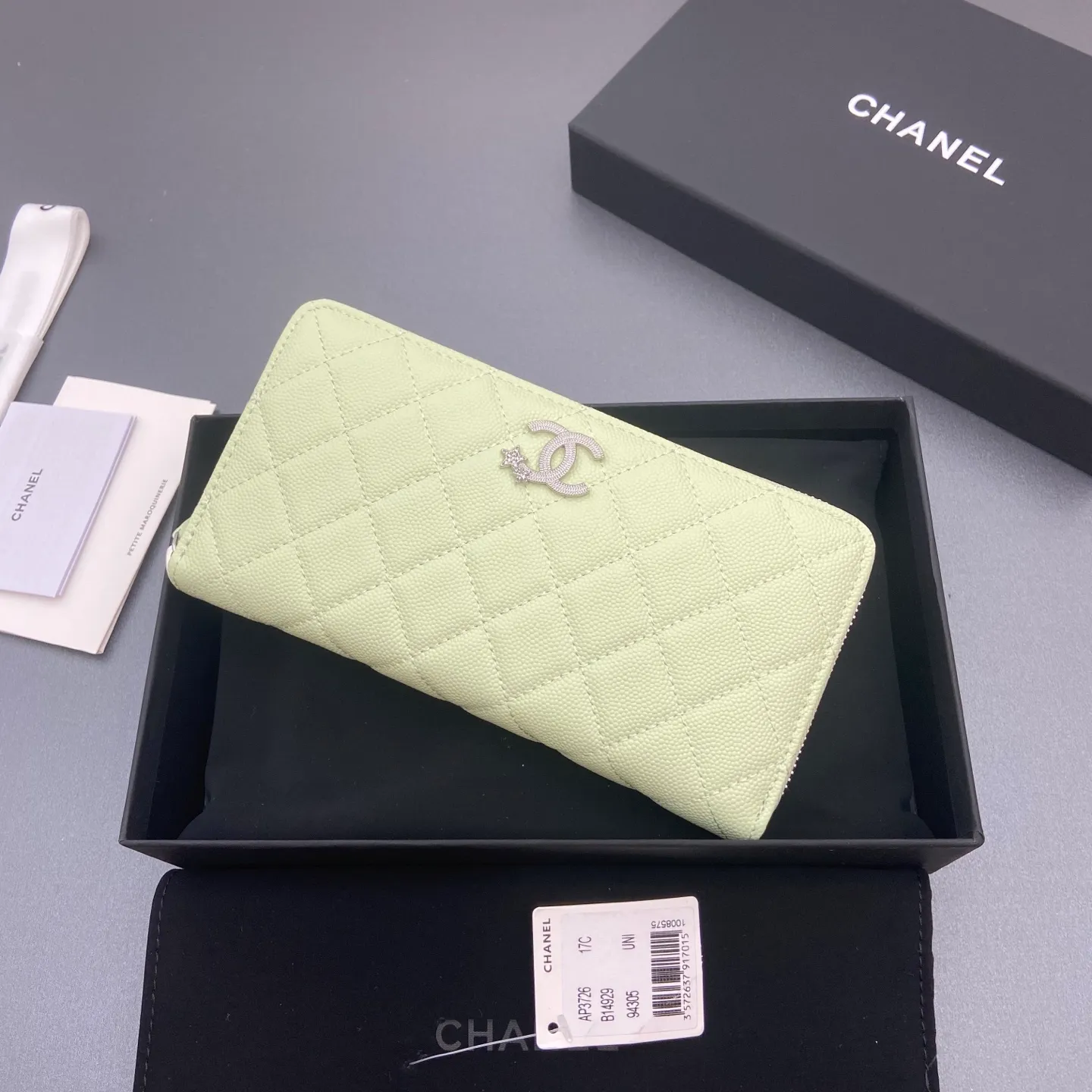 25b new series caviar cowhide with stars ⭐logo shiny blingblibg~zipper bag series light green fine ball pattern silver star hardware 12 card slots, two banknote compartments two compartments, 1 zipper bag Price: 250 No.: 3726 Size: w19×h10×d3cm