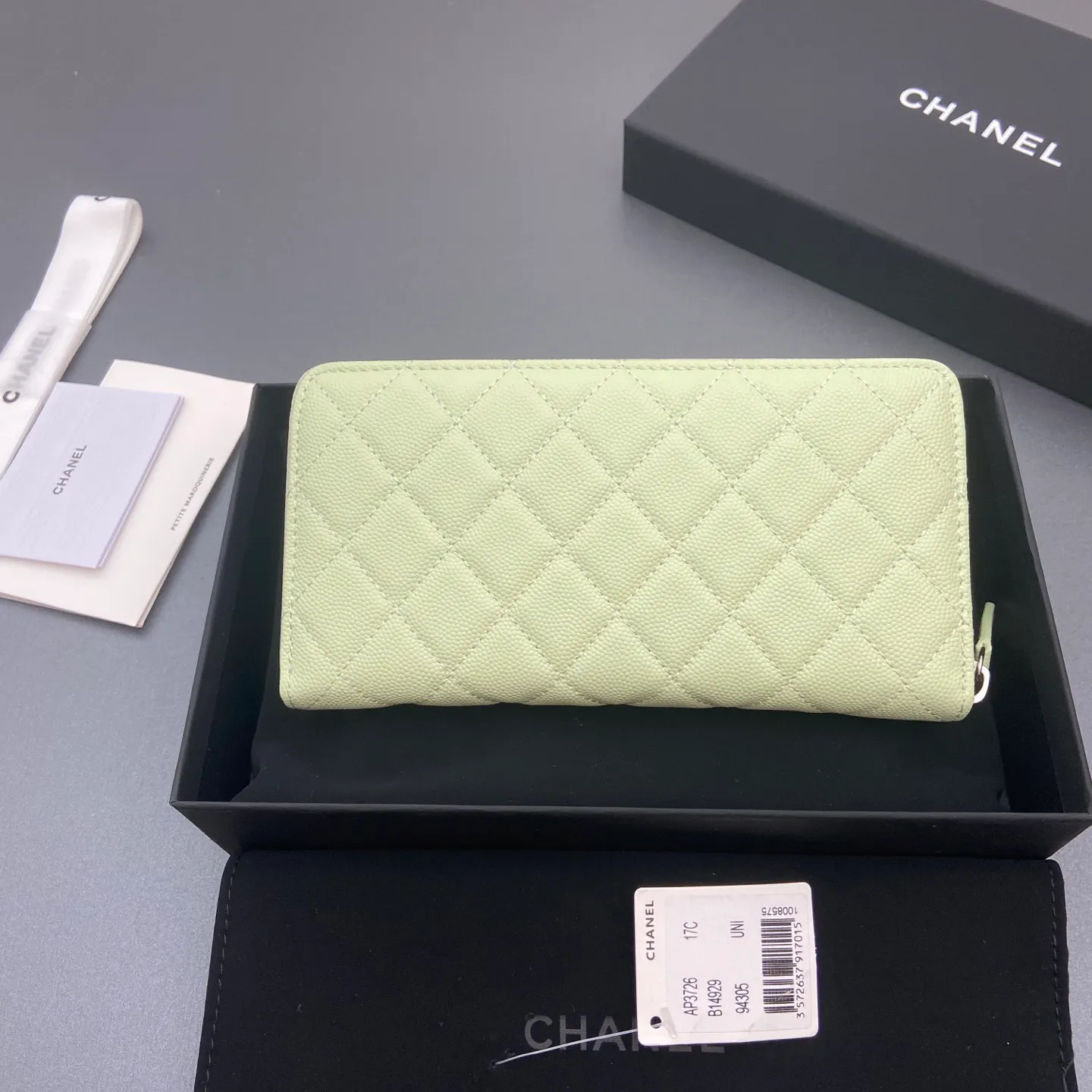 25b new series caviar cowhide with stars ⭐logo shiny blingblibg~zipper bag series light green fine ball pattern silver star hardware 12 card slots, two banknote compartments two compartments, 1 zipper bag Price: 250 No.: 3726 Size: w19×h10×d3cm