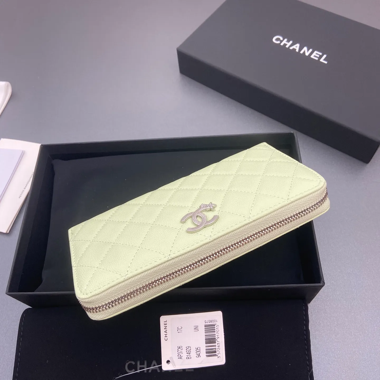 25b new series caviar cowhide with stars ⭐logo shiny blingblibg~zipper bag series light green fine ball pattern silver star hardware 12 card slots, two banknote compartments two compartments, 1 zipper bag Price: 250 No.: 3726 Size: w19×h10×d3cm