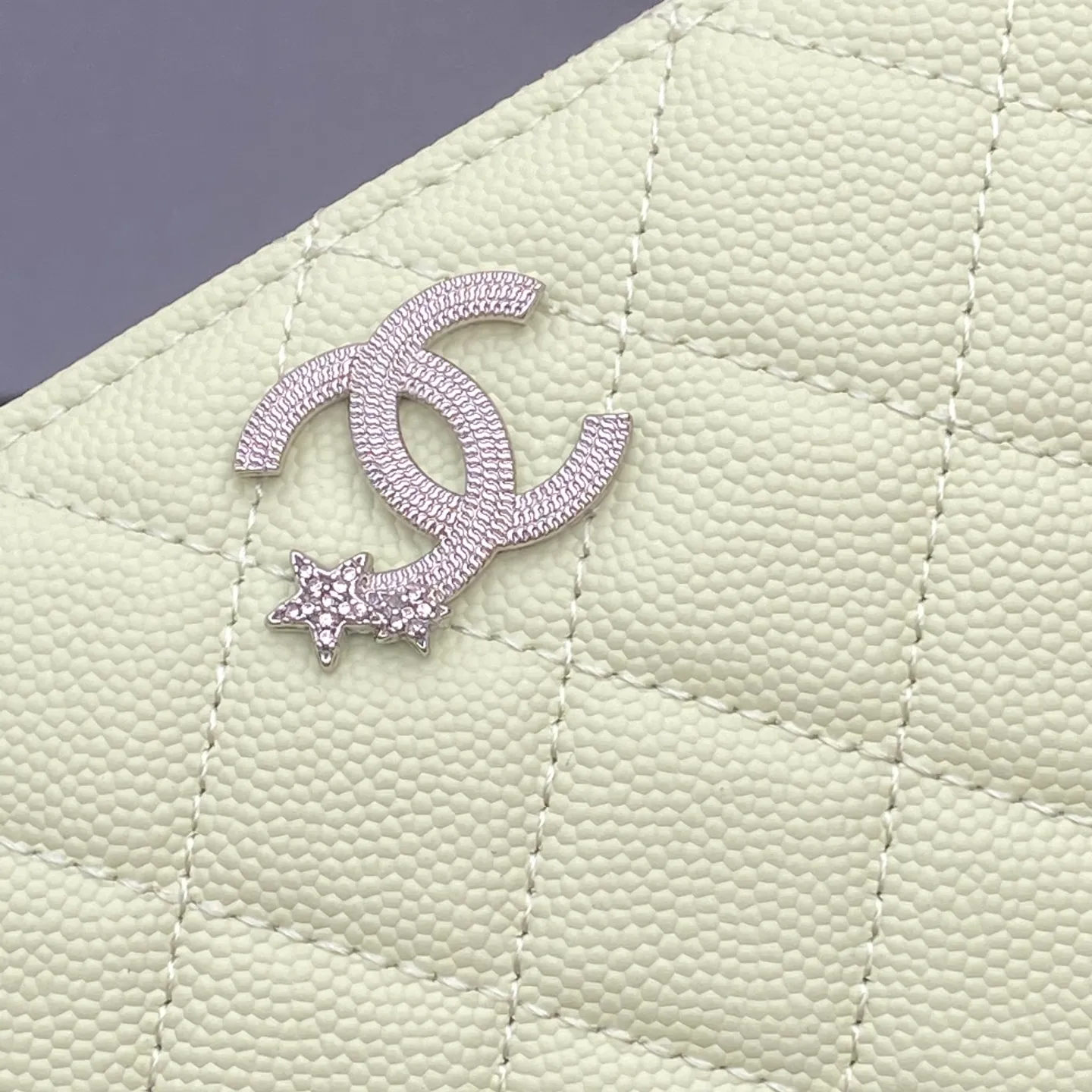 25b new series caviar cowhide with stars ⭐logo shiny blingblibg~zipper bag series light green fine ball pattern silver star hardware 12 card slots, two banknote compartments two compartments, 1 zipper bag Price: 250 No.: 3726 Size: w19×h10×d3cm