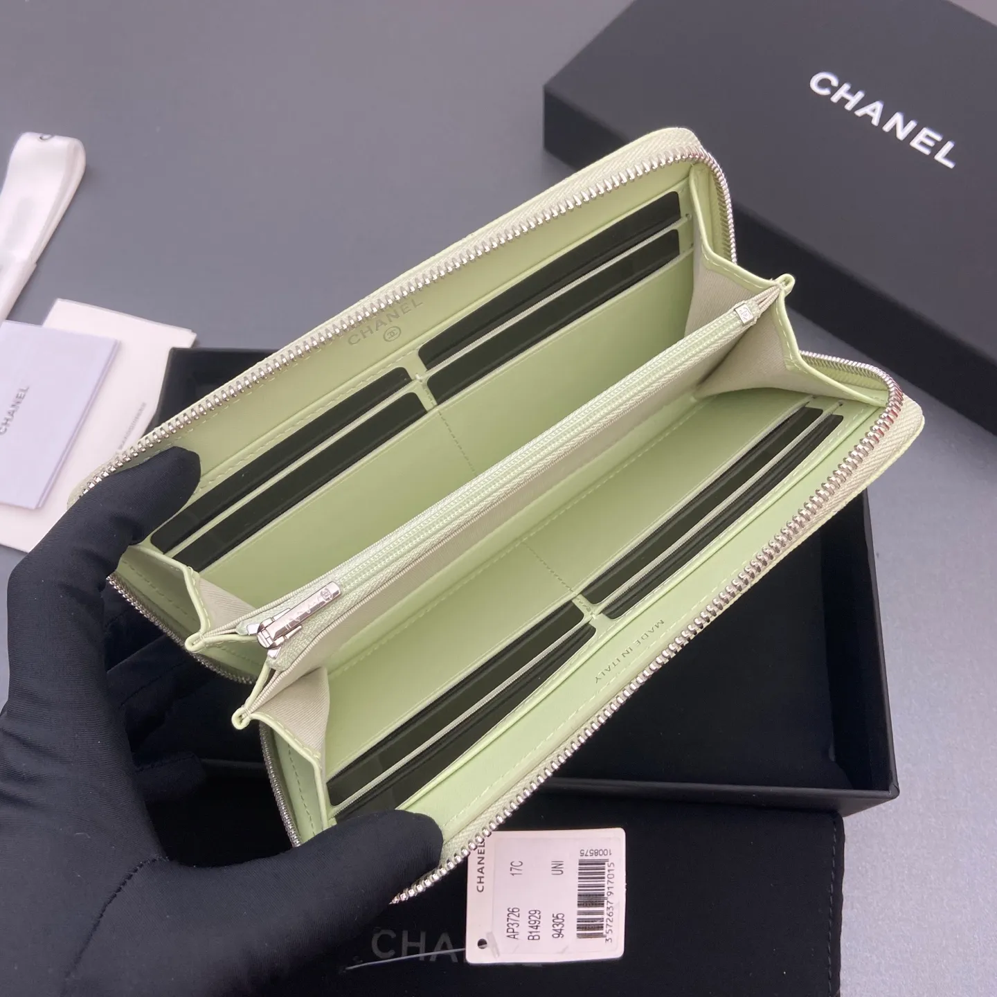 25b new series caviar cowhide with stars ⭐logo shiny blingblibg~zipper bag series light green fine ball pattern silver star hardware 12 card slots, two banknote compartments two compartments, 1 zipper bag Price: 250 No.: 3726 Size: w19×h10×d3cm