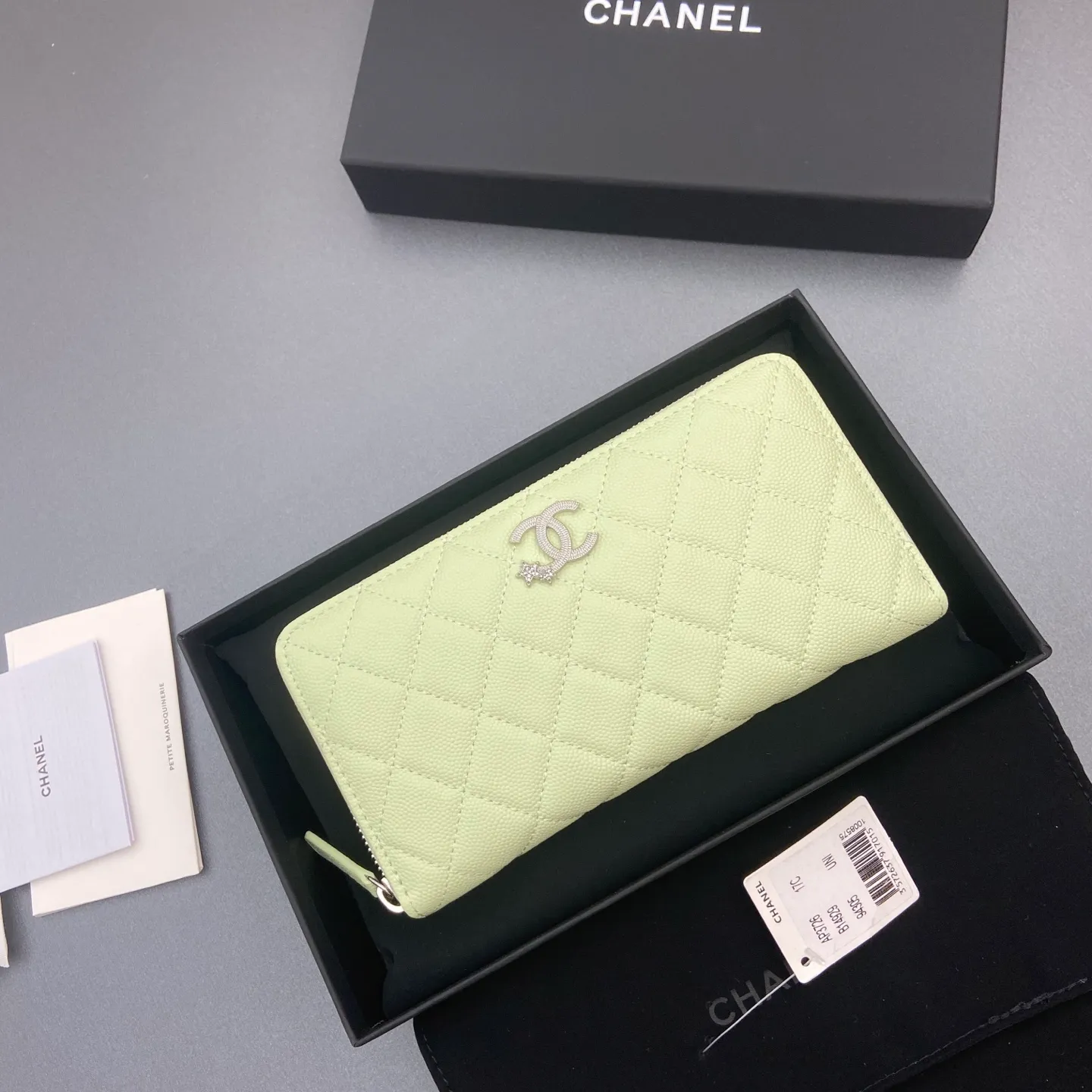 25b new series caviar cowhide with stars ⭐logo shiny blingblibg~zipper bag series light green fine ball pattern silver star hardware 12 card slots, two banknote compartments two compartments, 1 zipper bag Price: 250 No.: 3726 Size: w19×h10×d3cm