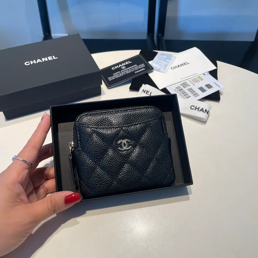 💰420😊Upgraded version💋Chanel 🆕Cowhide🐂Sheepskin is available, with gold and silver buckles☺️Classic zipper bag with multiple card slots for change. It can also bring convenience to various bank cards, supermarket cards, shopping cards, and membership cards. It is so small and easy to carry. It is the most fashionable and popular element of coin purses. Do you own it? Comes with the latest complete set of packaging 2061🍃size: 12*9.5cm