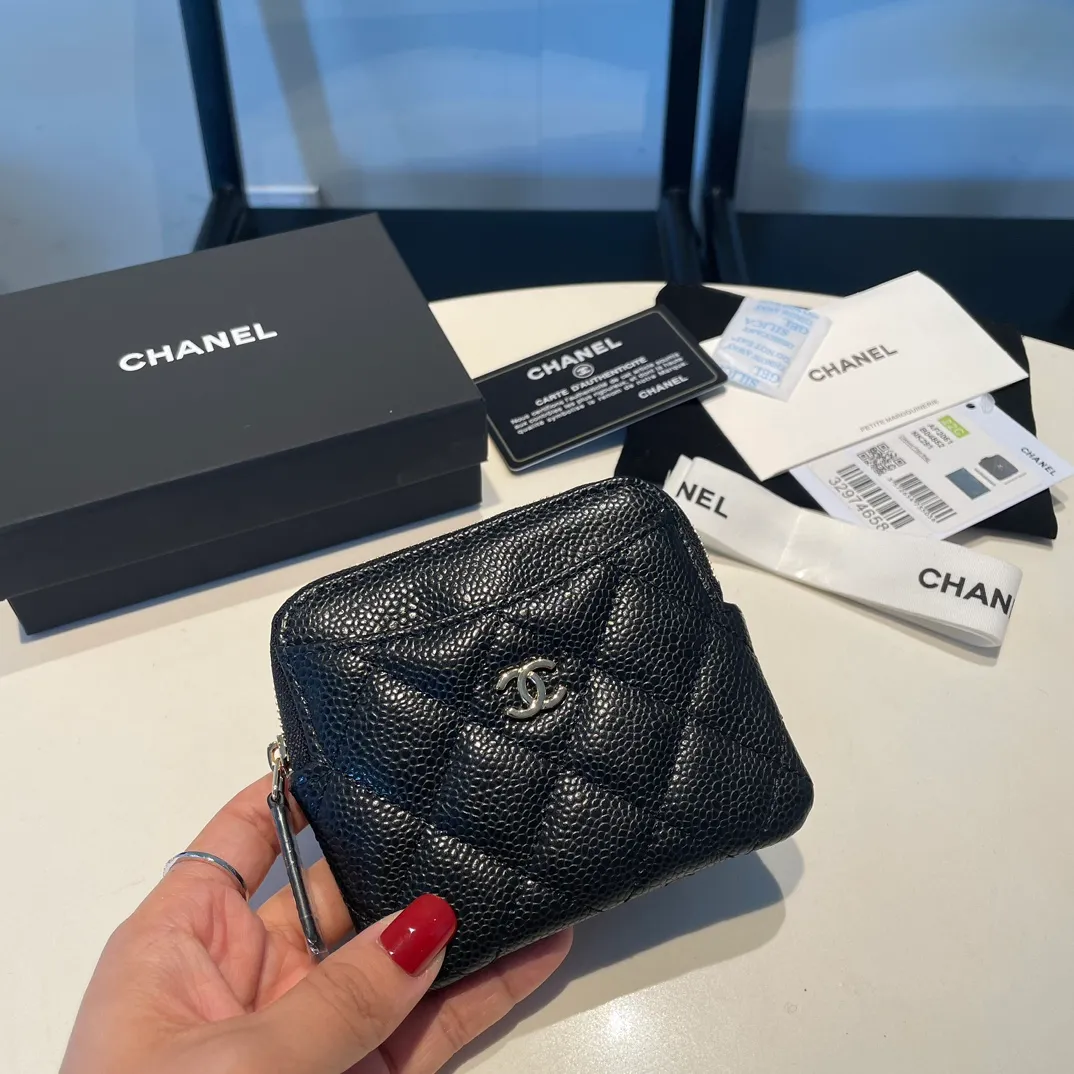 💰420😊Upgraded version💋Chanel 🆕Cowhide🐂Sheepskin is available, with gold and silver buckles☺️Classic zipper bag with multiple card slots for change. It can also bring convenience to various bank cards, supermarket cards, shopping cards, and membership cards. It is so small and easy to carry. It is the most fashionable and popular element of coin purses. Do you own it? Comes with the latest complete set of packaging 2061🍃size: 12*9.5cm