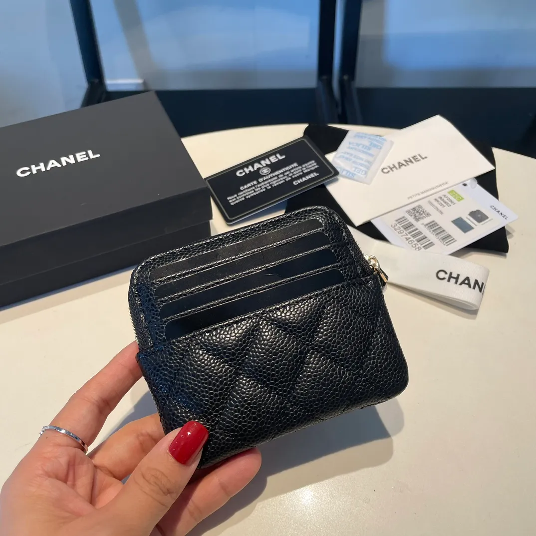 💰420😊Upgraded version💋Chanel 🆕Cowhide🐂Sheepskin is available, with gold and silver buckles☺️Classic zipper bag with multiple card slots for change. It can also bring convenience to various bank cards, supermarket cards, shopping cards, and membership cards. It is so small and easy to carry. It is the most fashionable and popular element of coin purses. Do you own it? Comes with the latest complete set of packaging 2061🍃size: 12*9.5cm