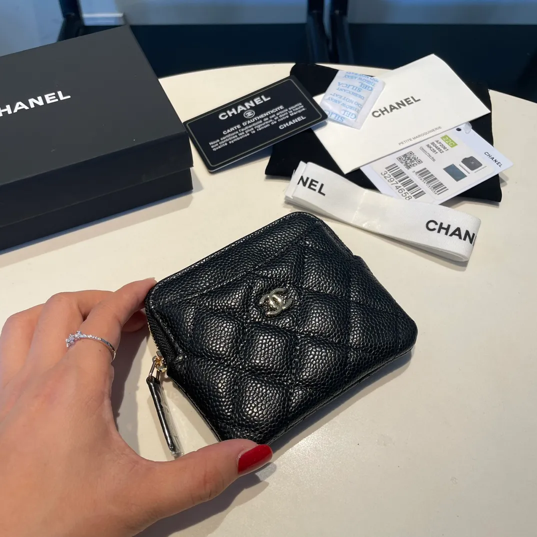 💰420😊Upgraded version💋Chanel 🆕Cowhide🐂Sheepskin is available, with gold and silver buckles☺️Classic zipper bag with multiple card slots for change. It can also bring convenience to various bank cards, supermarket cards, shopping cards, and membership cards. It is so small and easy to carry. It is the most fashionable and popular element of coin purses. Do you own it? Comes with the latest complete set of packaging 2061🍃size: 12*9.5cm
