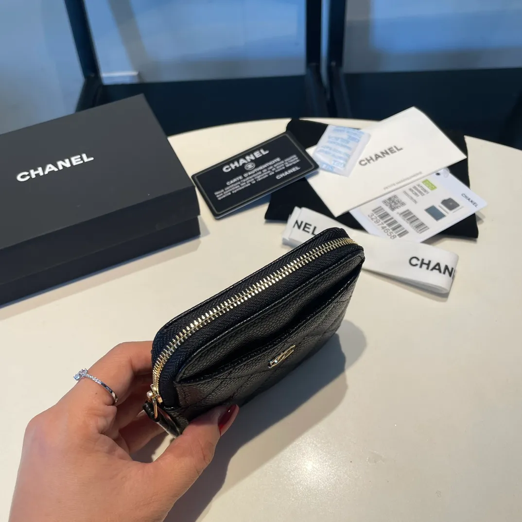 💰420😊Upgraded version💋Chanel 🆕Cowhide🐂Sheepskin is available, with gold and silver buckles☺️Classic zipper bag with multiple card slots for change. It can also bring convenience to various bank cards, supermarket cards, shopping cards, and membership cards. It is so small and easy to carry. It is the most fashionable and popular element of coin purses. Do you own it? Comes with the latest complete set of packaging 2061🍃size: 12*9.5cm