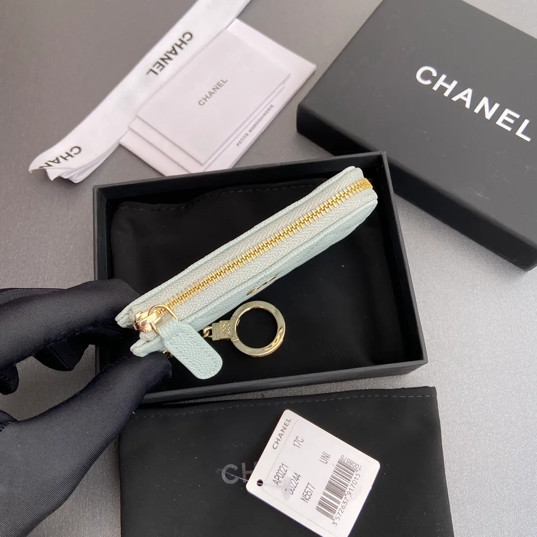 [Special grade hardware original leather] 💰320 Xiaoxiang small zipper bag card holder series Hook chain quilted card holder with iconic metal logo Gold tone metal hardware, special Italian imported leather 1 card slot wallet bag, 1 hook chain Number: 0221 Light blue thin ball light gold Size: w11.5×h7.5×1.5cm