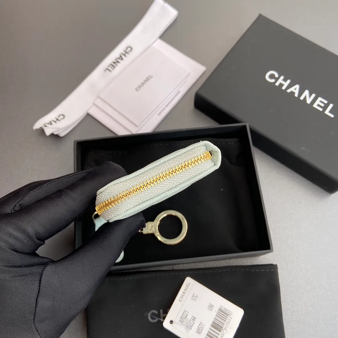 [Special grade hardware original leather] 💰320 Xiaoxiang small zipper bag card holder series Hook chain quilted card holder with iconic metal logo Gold tone metal hardware, special Italian imported leather 1 card slot wallet bag, 1 hook chain Number: 0221 Light blue thin ball light gold Size: w11.5×h7.5×1.5cm