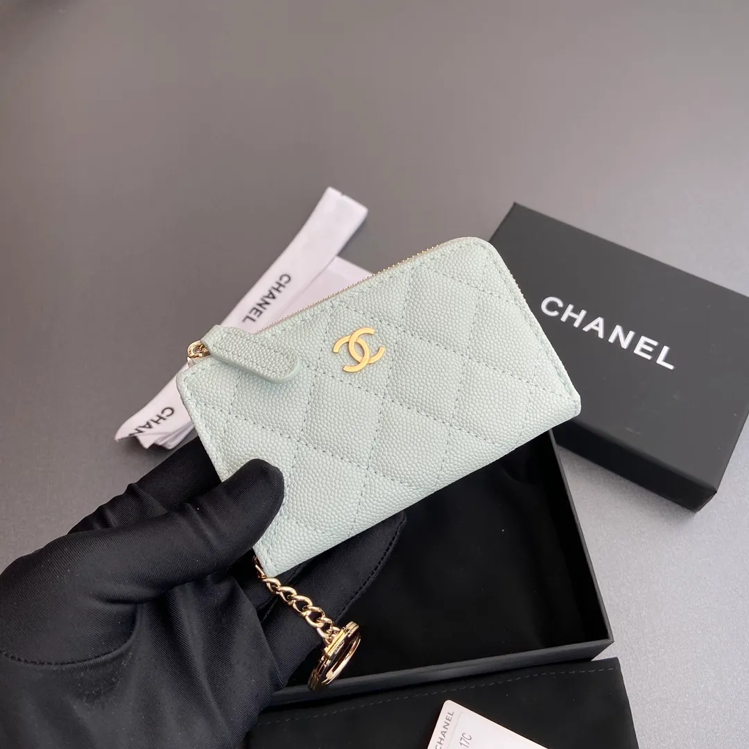 [Special grade hardware original leather] 💰320 Xiaoxiang small zipper bag card holder series Hook chain quilted card holder with iconic metal logo Gold tone metal hardware, special Italian imported leather 1 card slot wallet bag, 1 hook chain Number: 0221 Light blue thin ball light gold Size: w11.5×h7.5×1.5cm