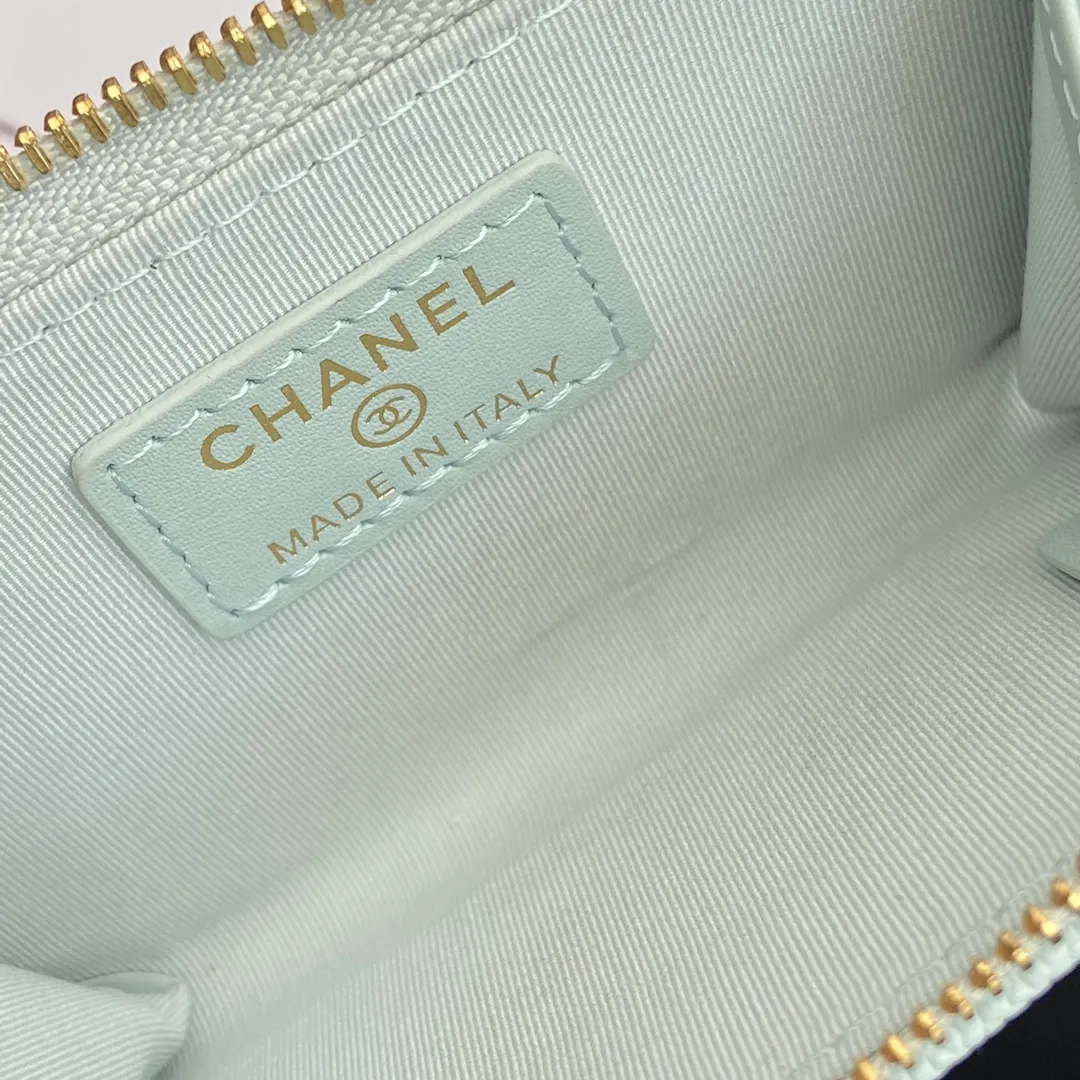 [Special grade hardware original leather] 💰320 Xiaoxiang small zipper bag card holder series Hook chain quilted card holder with iconic metal logo Gold tone metal hardware, special Italian imported leather 1 card slot wallet bag, 1 hook chain Number: 0221 Light blue thin ball light gold Size: w11.5×h7.5×1.5cm
