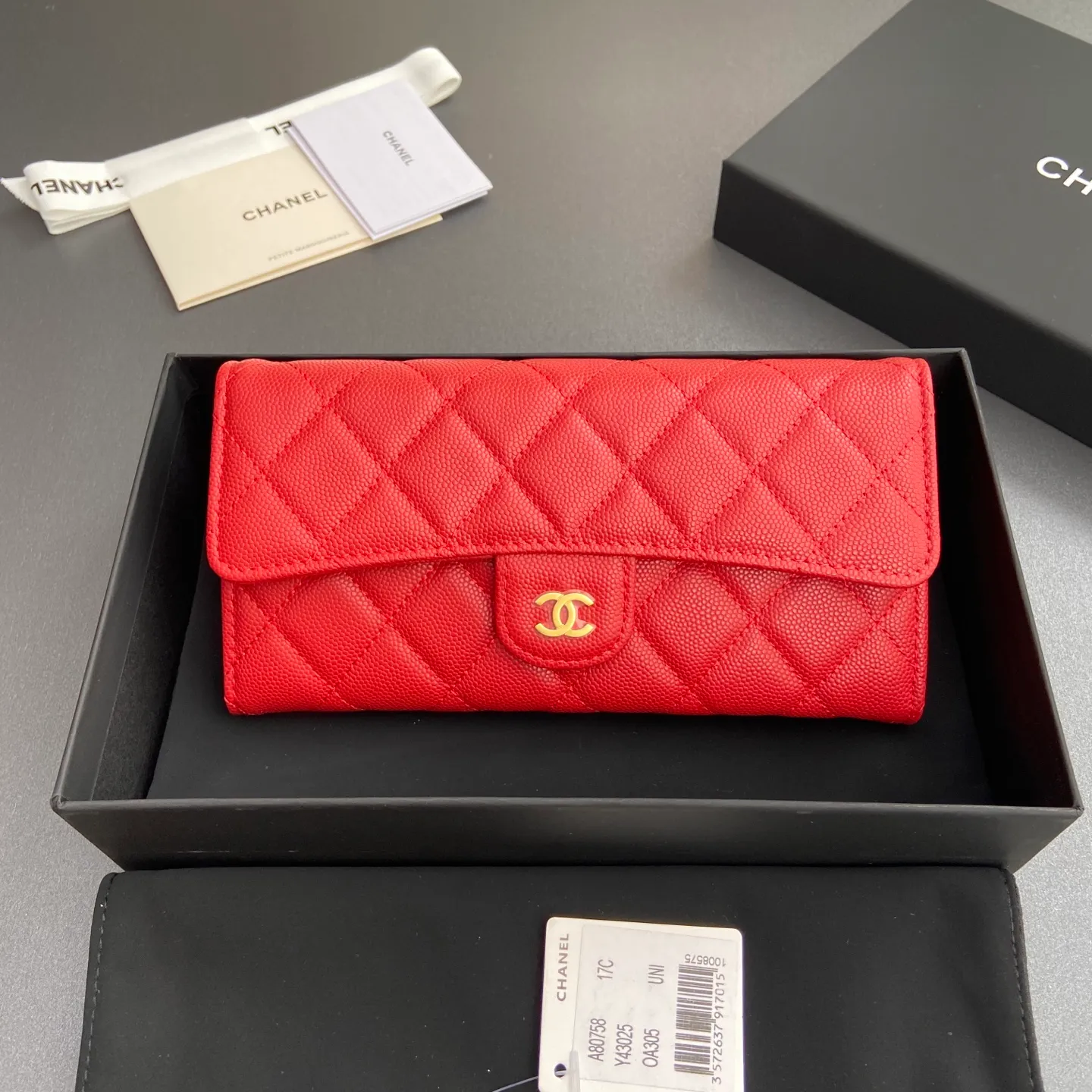 Xiaoxiang imported Italian grained calfskin Item number: A80758 Price: 460 Size: w19×h10.5×3cm Color: Big red fine ball grain leather Golden steel mark