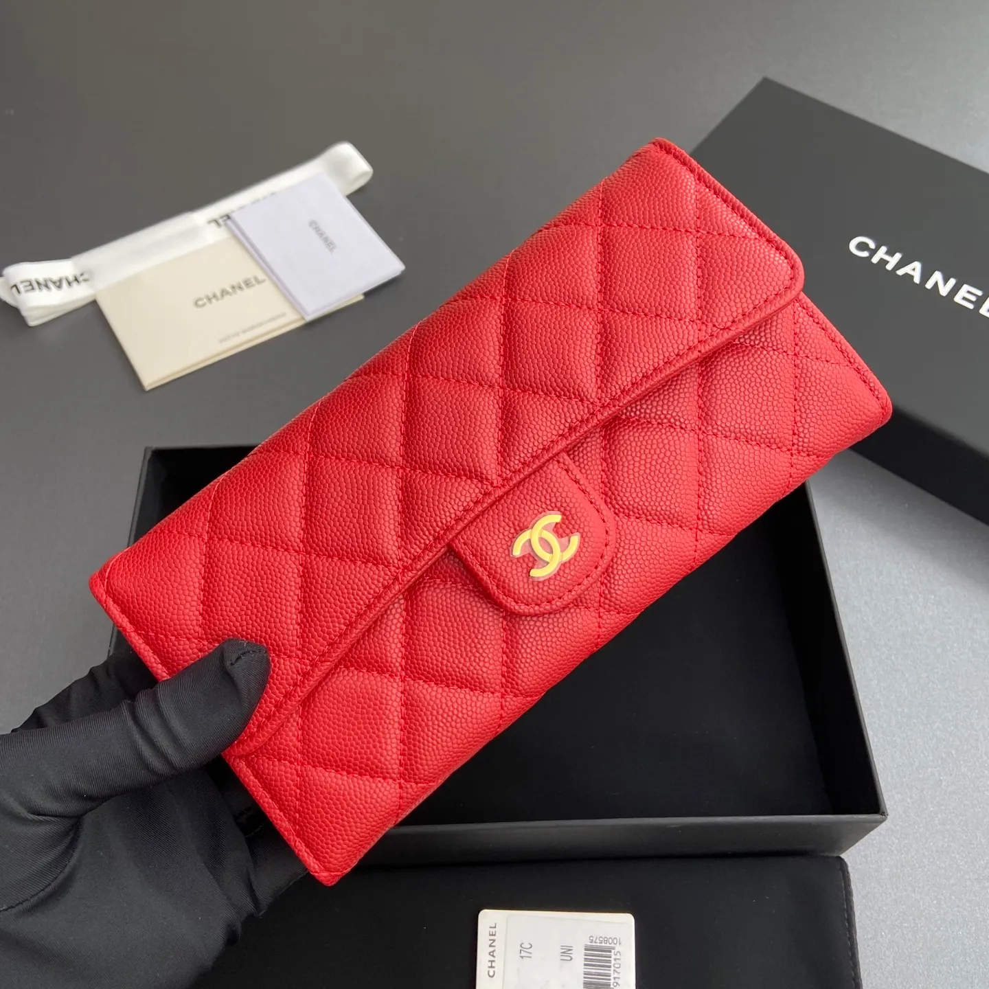 Xiaoxiang imported Italian grained calfskin Item number: A80758 Price: 460 Size: w19×h10.5×3cm Color: Big red fine ball grain leather Golden steel mark