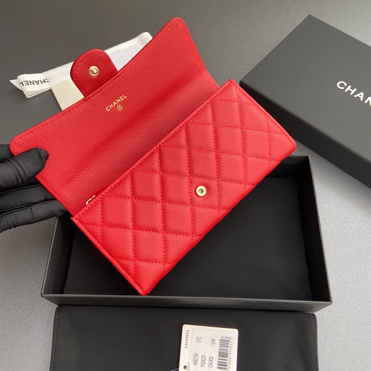 Xiaoxiang imported Italian grained calfskin Item number: A80758 Price: 460 Size: w19×h10.5×3cm Color: Big red fine ball grain leather Golden steel mark
