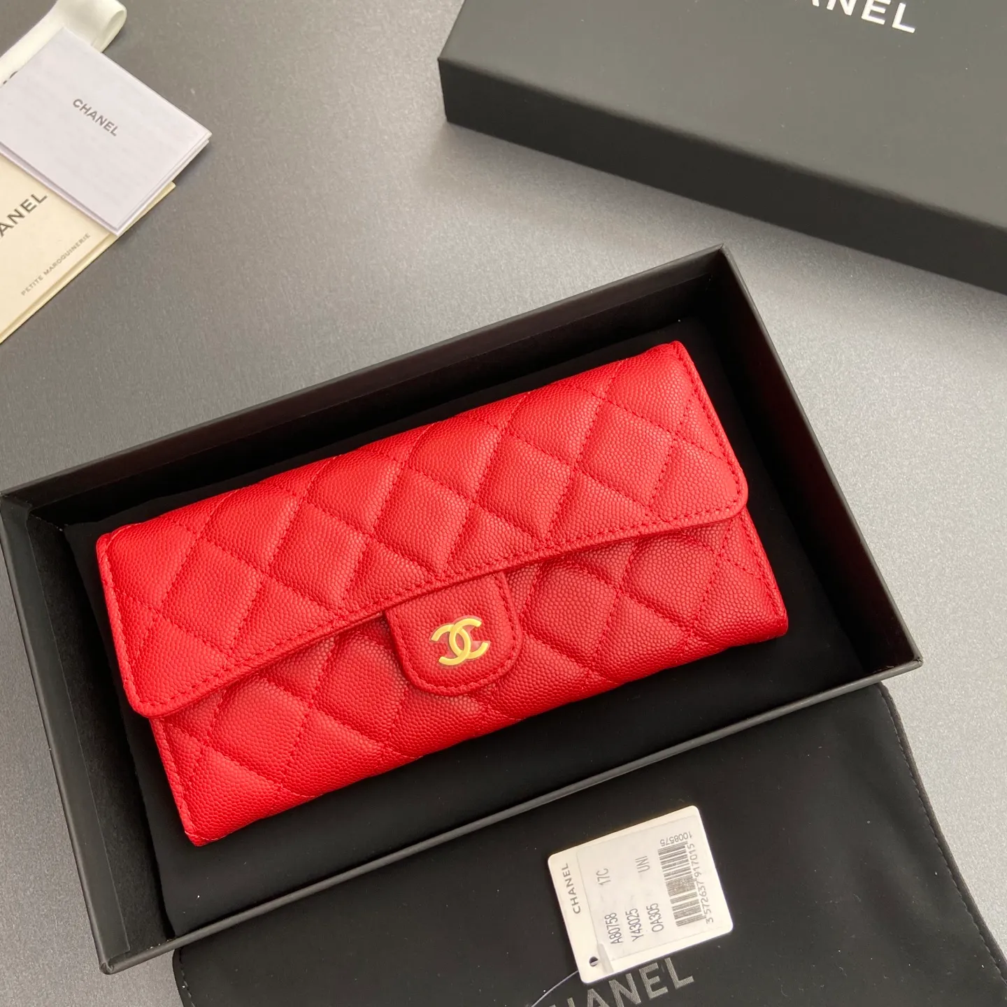 Xiaoxiang imported Italian grained calfskin Item number: A80758 Price: 460 Size: w19×h10.5×3cm Color: Big red fine ball grain leather Golden steel mark