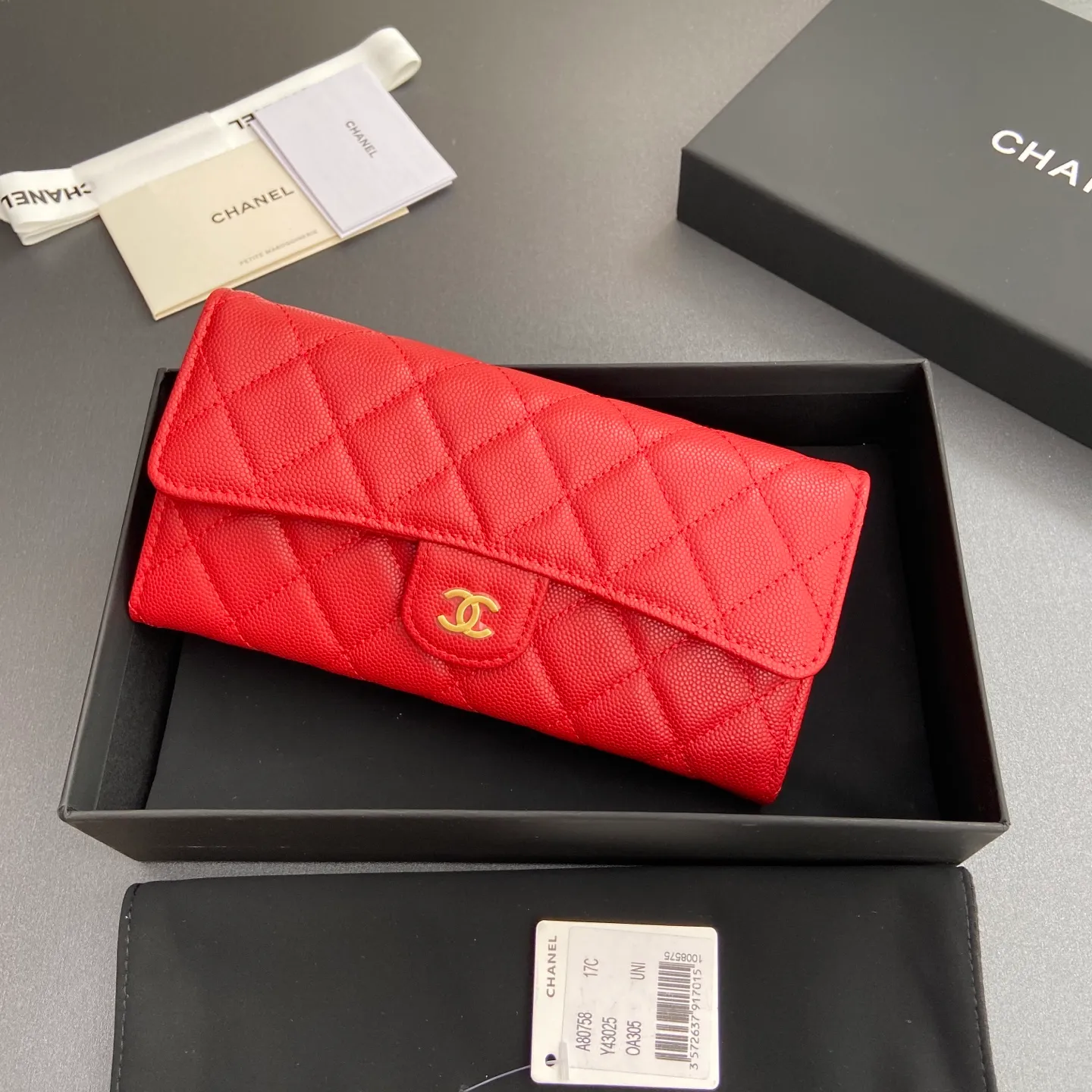 Xiaoxiang imported Italian grained calfskin Item number: A80758 Price: 460 Size: w19×h10.5×3cm Color: Big red fine ball grain leather Golden steel mark