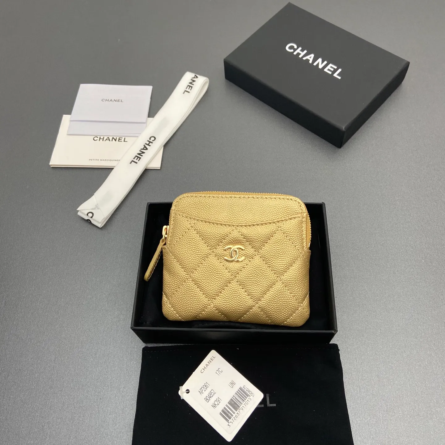[Special grade hardware original leather] ¥380 Xiaoxiang small zipper bag card holder series Quilted card holder/wallet with iconic metal logo Gold tone metal hardware, special Italian imported leather 5 card slots, 1 small zipper bag No.: 2061 Golden thin ball light gold hardware Size: w11.5×h10×d2cm