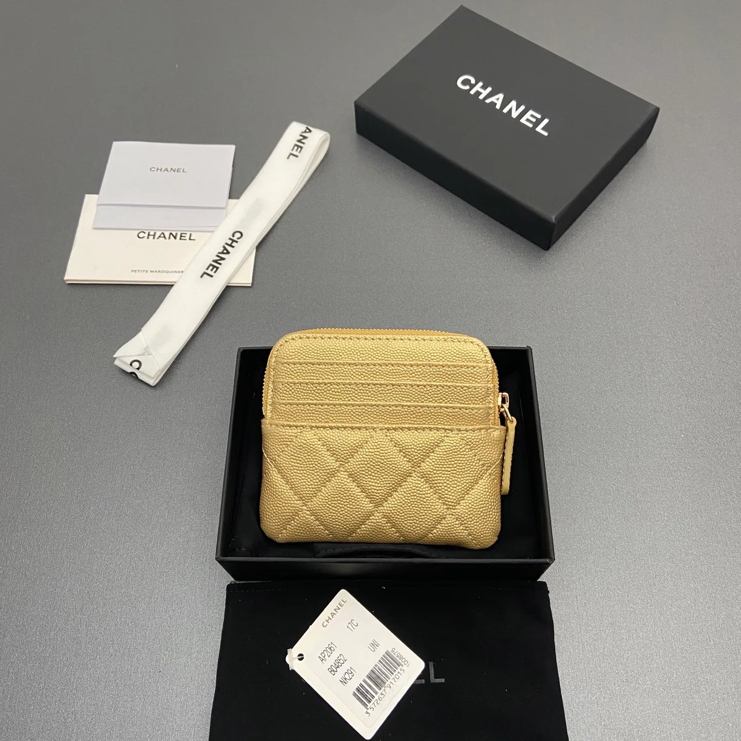 [Special grade hardware original leather] ¥380 Xiaoxiang small zipper bag card holder series Quilted card holder/wallet with iconic metal logo Gold tone metal hardware, special Italian imported leather 5 card slots, 1 small zipper bag No.: 2061 Golden thin ball light gold hardware Size: w11.5×h10×d2cm