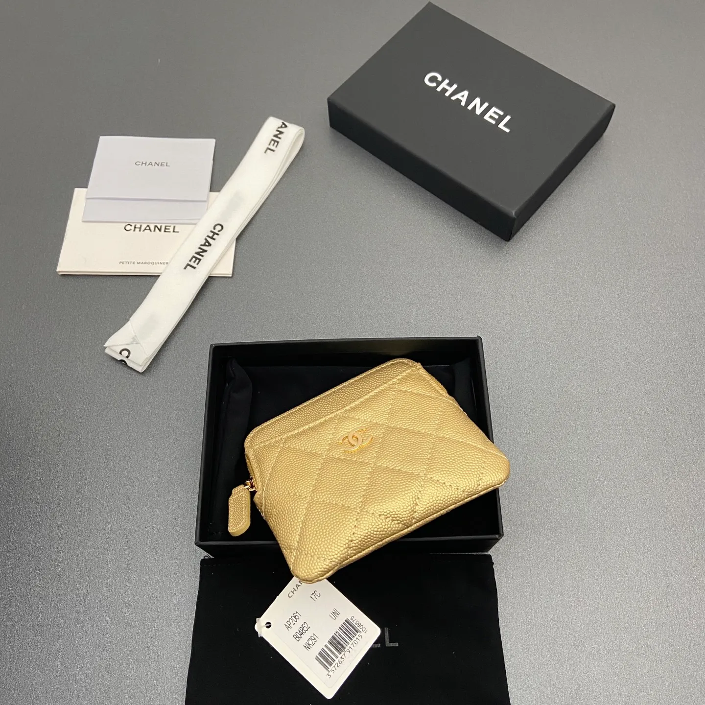 [Special grade hardware original leather] ¥380 Xiaoxiang small zipper bag card holder series Quilted card holder/wallet with iconic metal logo Gold tone metal hardware, special Italian imported leather 5 card slots, 1 small zipper bag No.: 2061 Golden thin ball light gold hardware Size: w11.5×h10×d2cm