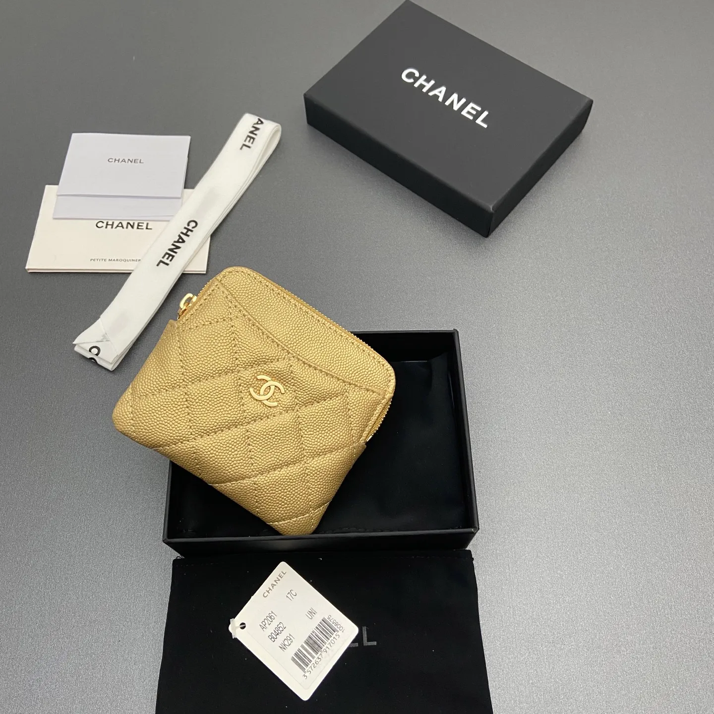 [Special grade hardware original leather] ¥380 Xiaoxiang small zipper bag card holder series Quilted card holder/wallet with iconic metal logo Gold tone metal hardware, special Italian imported leather 5 card slots, 1 small zipper bag No.: 2061 Golden thin ball light gold hardware Size: w11.5×h10×d2cm