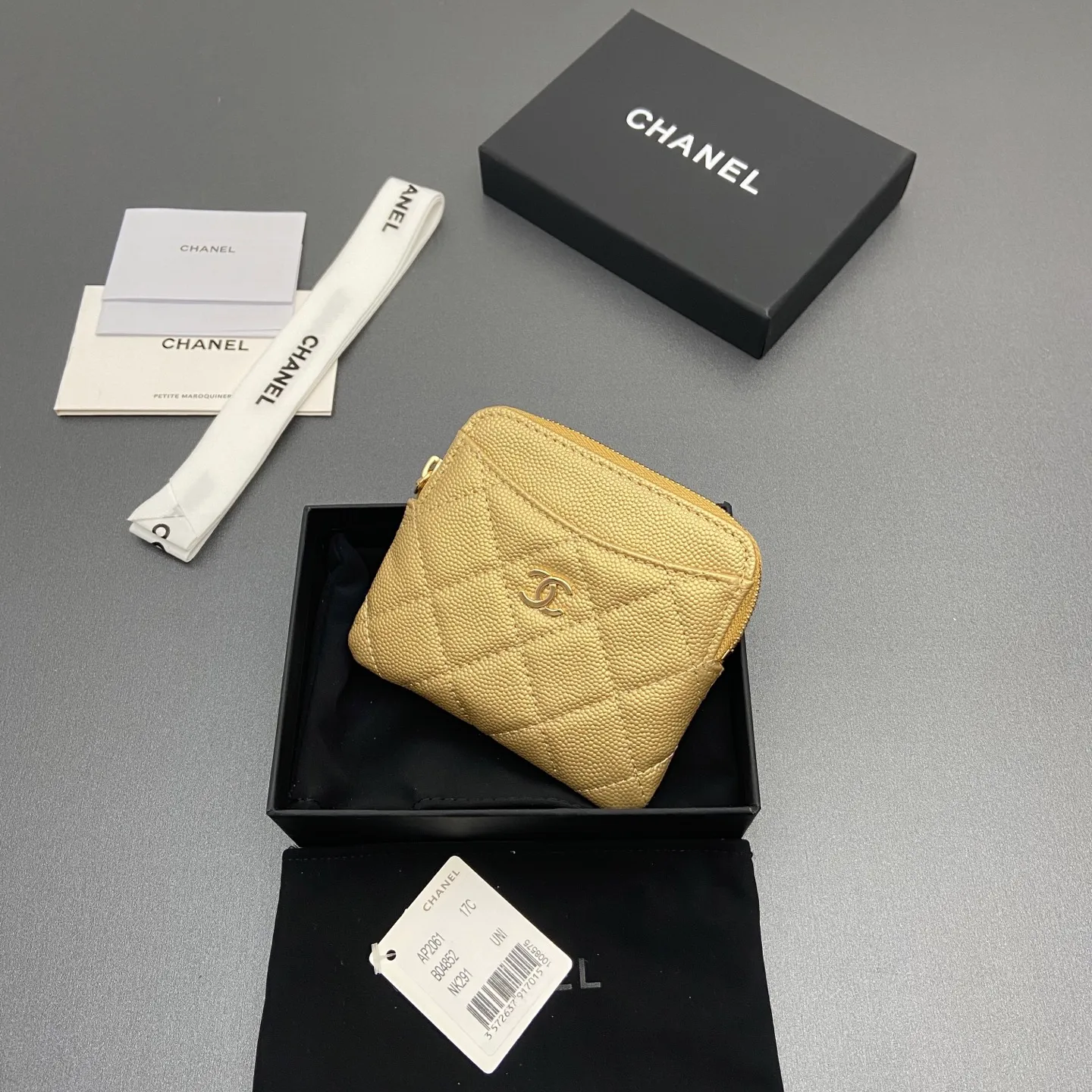 [Special grade hardware original leather] ¥380 Xiaoxiang small zipper bag card holder series Quilted card holder/wallet with iconic metal logo Gold tone metal hardware, special Italian imported leather 5 card slots, 1 small zipper bag No.: 2061 Golden thin ball light gold hardware Size: w11.5×h10×d2cm