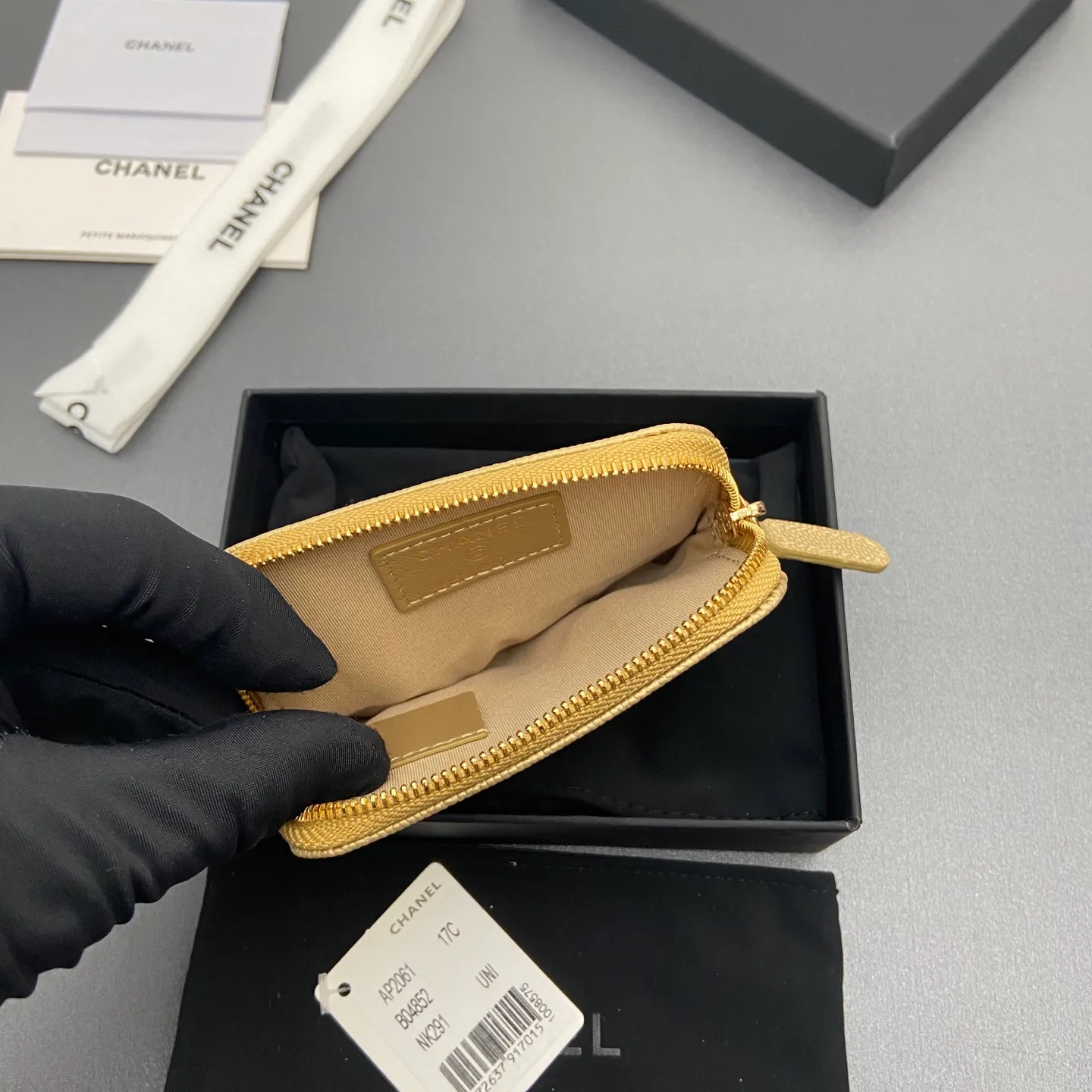 [Special grade hardware original leather] ¥380 Xiaoxiang small zipper bag card holder series Quilted card holder/wallet with iconic metal logo Gold tone metal hardware, special Italian imported leather 5 card slots, 1 small zipper bag No.: 2061 Golden thin ball light gold hardware Size: w11.5×h10×d2cm