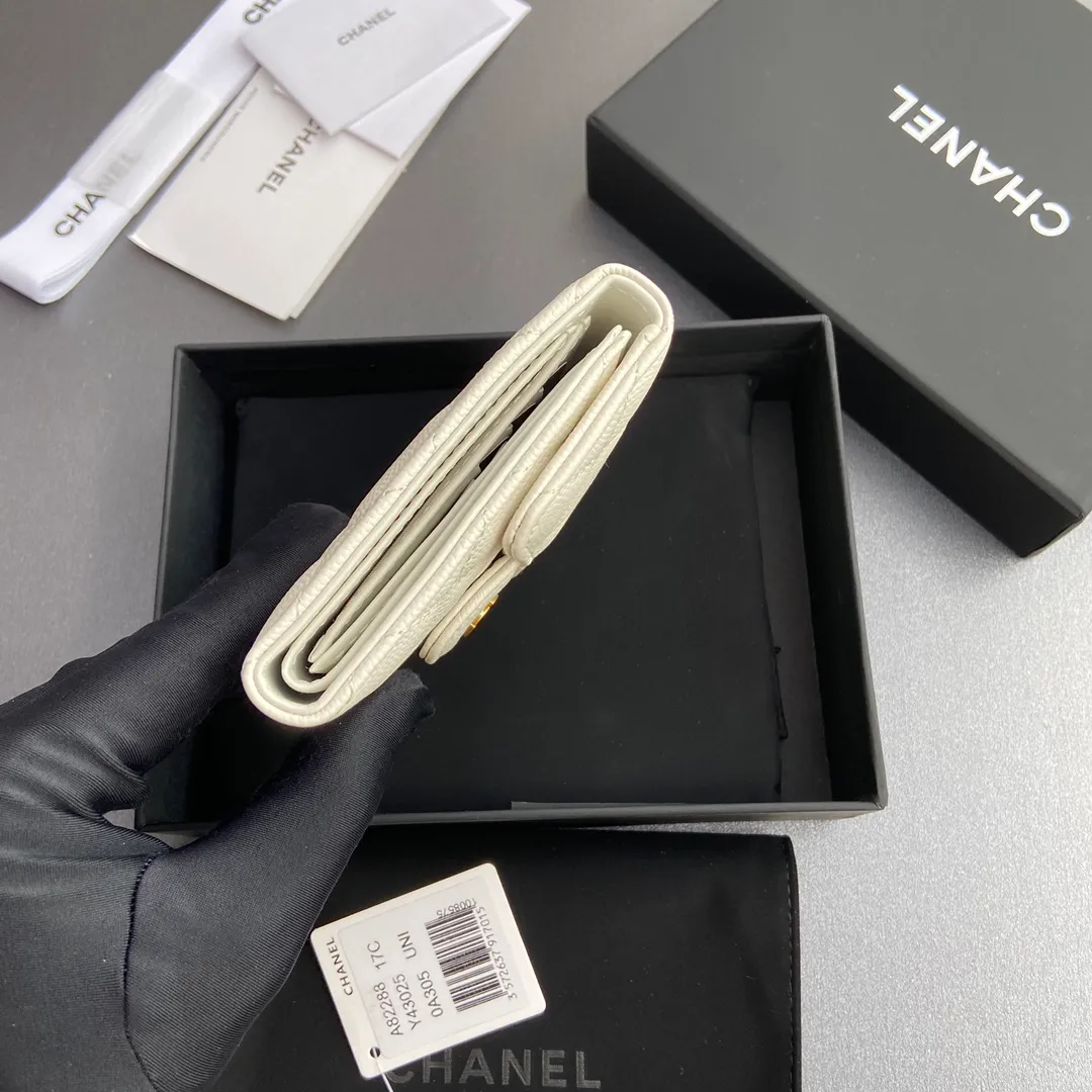 [Imported leather from Italy] ¥440 Special white spherical grain embossed leather Gold tone metal hardware 6 card slots 1 banknote compartment 1 coin zipper bag No.: 82288 Size: w10.5×h11.5×d3cm