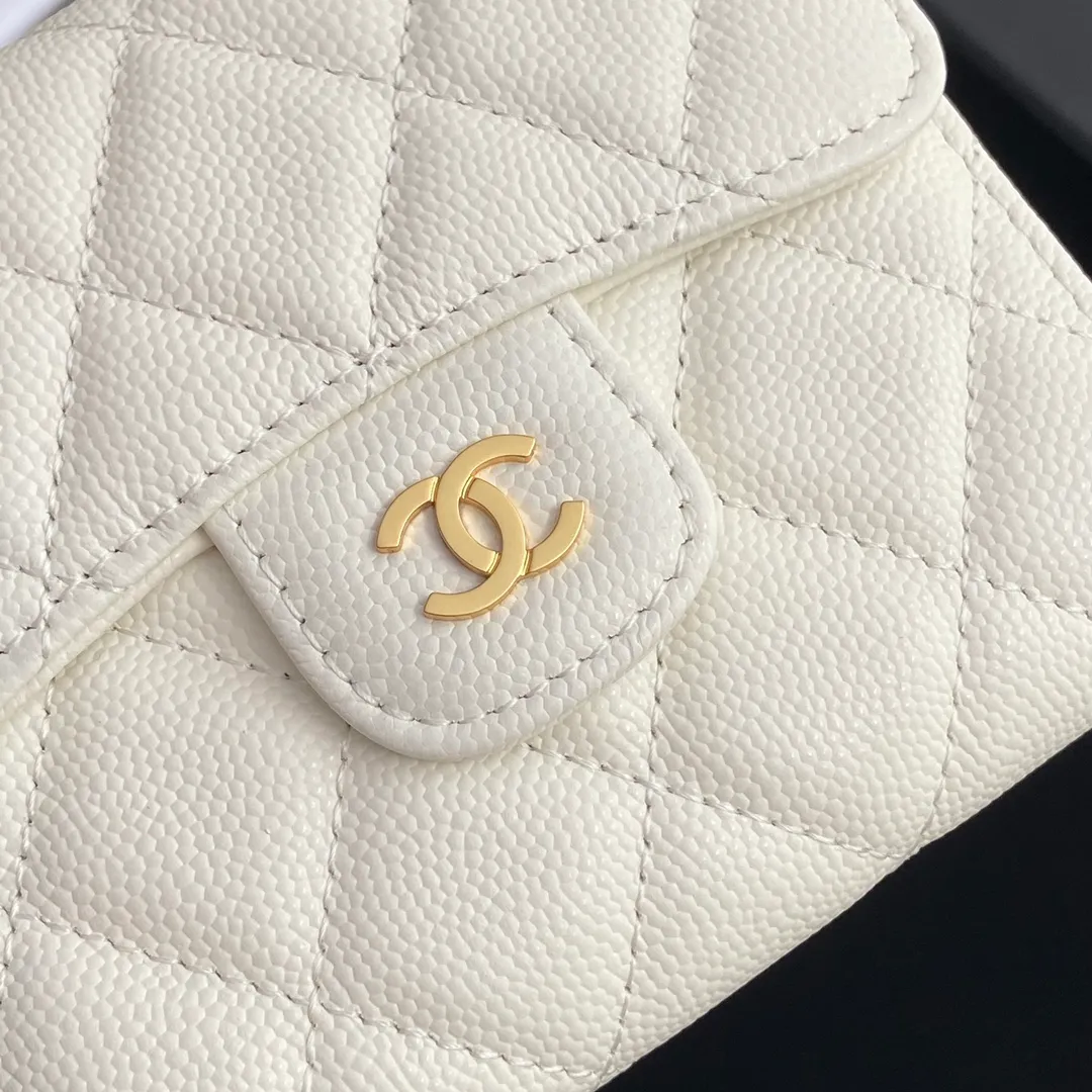 [Imported leather from Italy] ¥440 Special white spherical grain embossed leather Gold tone metal hardware 6 card slots 1 banknote compartment 1 coin zipper bag No.: 82288 Size: w10.5×h11.5×d3cm