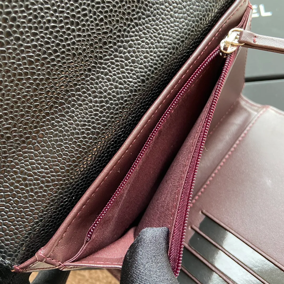 Xiaoxiang imported Italian grained calfskin Item No.: A84341 Price: 480 Size: w15×h10×d2.5 Color: Black ball pattern antique silver steel mark