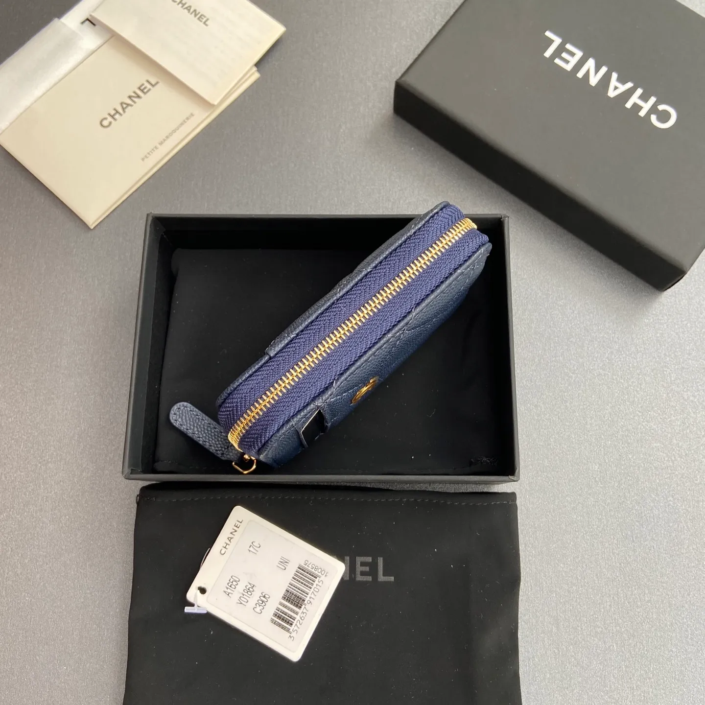[Special grade hardware original leather] ¥280 Xiaoxiang small zipper bag card holder series with iconic metal logo, gold-toned metal hardware, exclusive Italian imported leather 2 card slots wallet bag, 4 card slots No.: 1650 Haze blue fine ball pattern gold steel mark Size: w11×h7.5×2cm