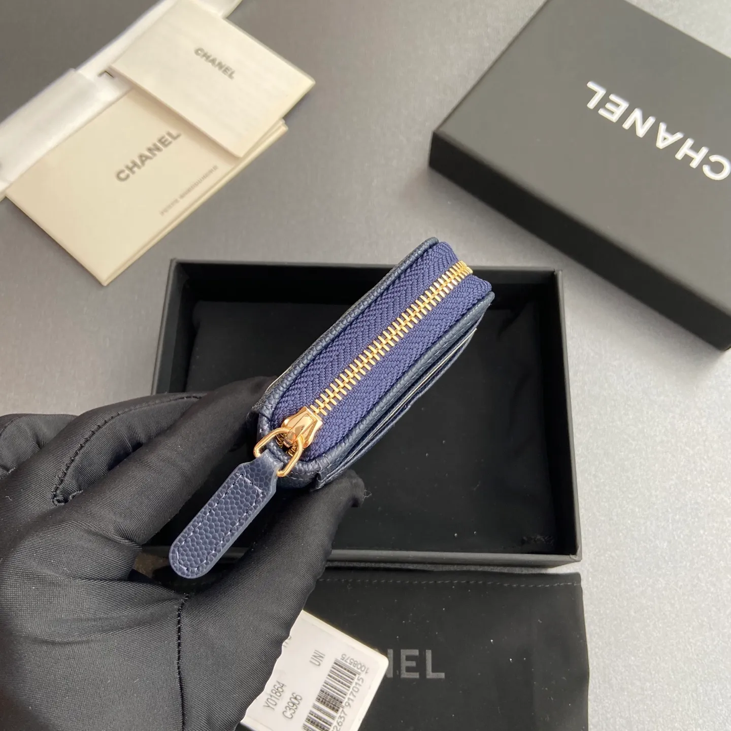 [Special grade hardware original leather] ¥280 Xiaoxiang small zipper bag card holder series with iconic metal logo, gold-toned metal hardware, exclusive Italian imported leather 2 card slots wallet bag, 4 card slots No.: 1650 Haze blue fine ball pattern gold steel mark Size: w11×h7.5×2cm