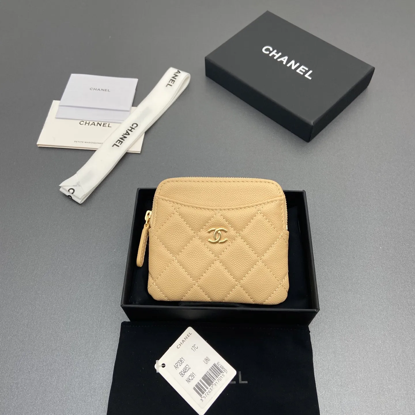 [Special grade hardware original leather] ¥380 Xiaoxiang small zipper bag card holder series Quilted card holder/wallet with iconic metal logo Gold tone metal hardware, special Italian imported leather 5 card slots, 1 small zipper bag No.: 2061 Apricot thin ball light gold hardware Size: w11.5×h10×d2cm