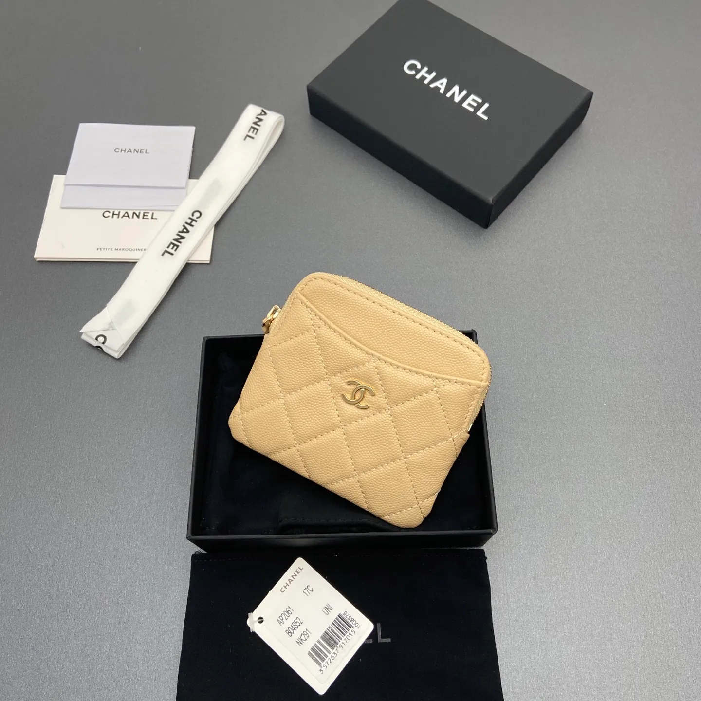 [Special grade hardware original leather] ¥380 Xiaoxiang small zipper bag card holder series Quilted card holder/wallet with iconic metal logo Gold tone metal hardware, special Italian imported leather 5 card slots, 1 small zipper bag No.: 2061 Apricot thin ball light gold hardware Size: w11.5×h10×d2cm