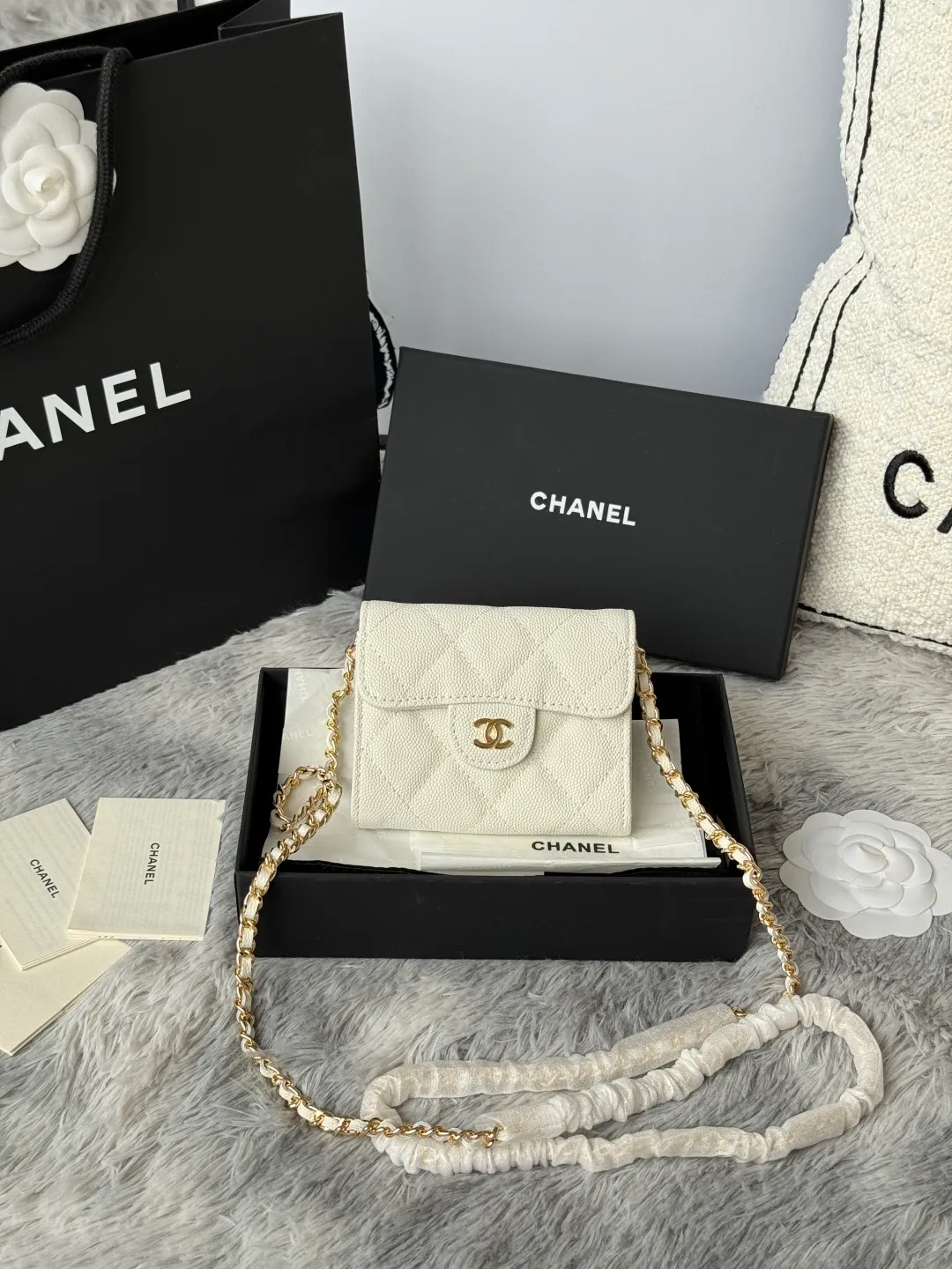 💰360💰Xiaoxiang chain bag, mini cute version. Can hold lipstick, credit card and some small change. Style number: A81082 Size: 8.5*12.5*2.5cm. Full set of packaging, box card, ribbon and cloth bag. Made of caviar cowhide, original quality. Exclusive photography🎬