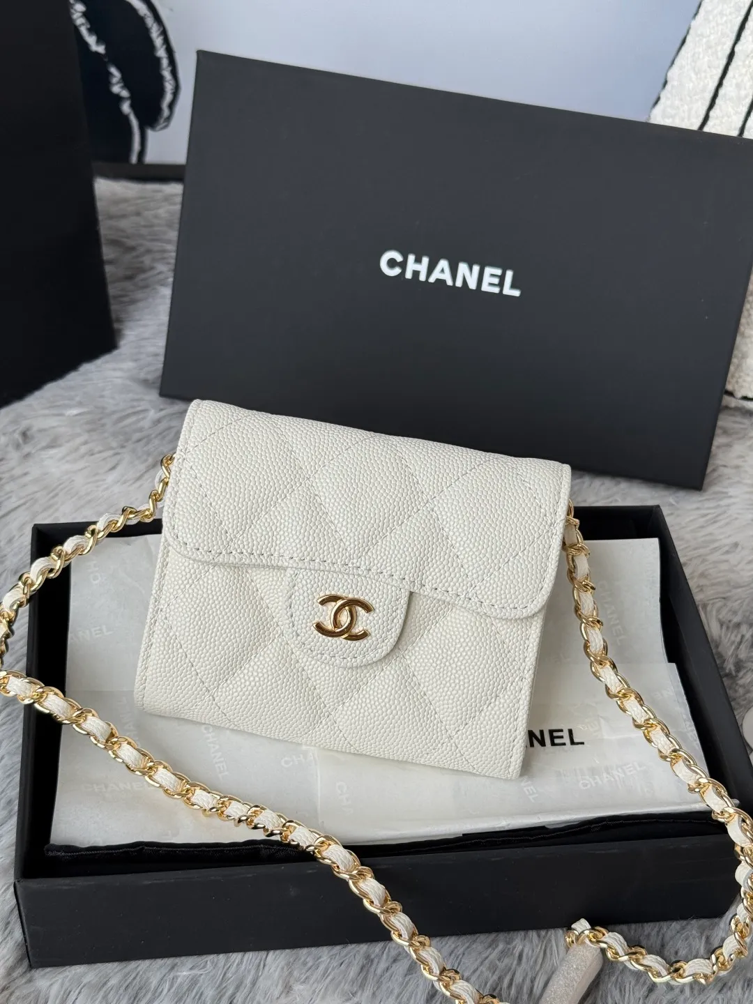 💰360💰Xiaoxiang chain bag, mini cute version. Can hold lipstick, credit card and some small change. Style number: A81082 Size: 8.5*12.5*2.5cm. Full set of packaging, box card, ribbon and cloth bag. Made of caviar cowhide, original quality. Exclusive photography🎬