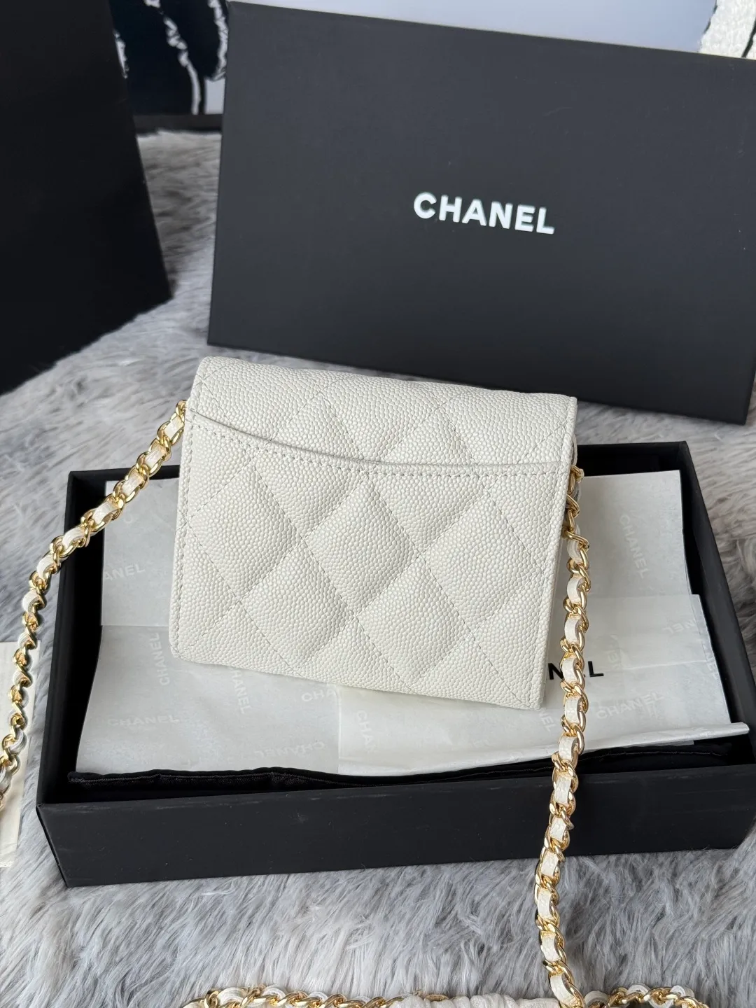 💰360💰Xiaoxiang chain bag, mini cute version. Can hold lipstick, credit card and some small change. Style number: A81082 Size: 8.5*12.5*2.5cm. Full set of packaging, box card, ribbon and cloth bag. Made of caviar cowhide, original quality. Exclusive photography🎬
