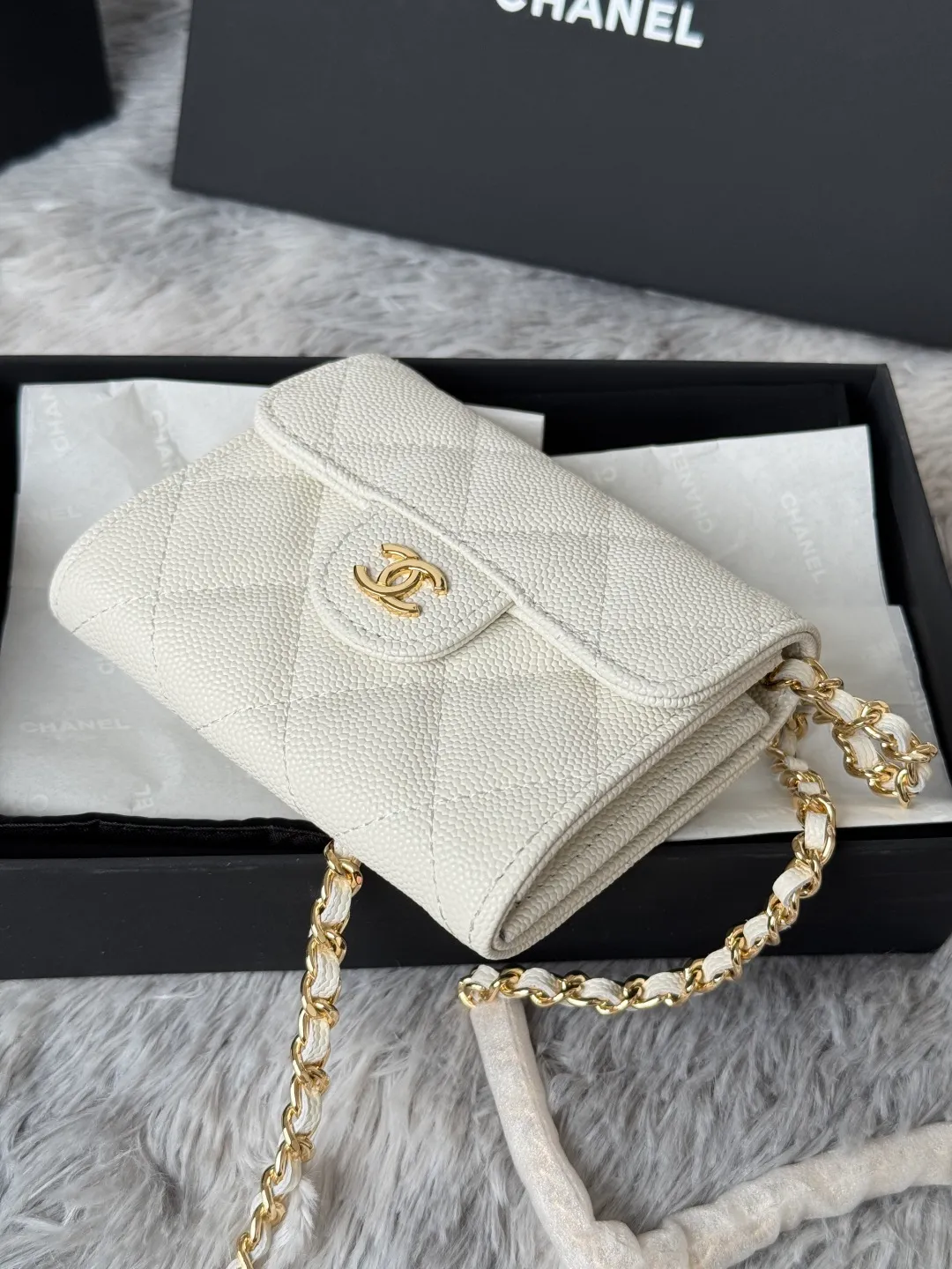 💰360💰Xiaoxiang chain bag, mini cute version. Can hold lipstick, credit card and some small change. Style number: A81082 Size: 8.5*12.5*2.5cm. Full set of packaging, box card, ribbon and cloth bag. Made of caviar cowhide, original quality. Exclusive photography🎬