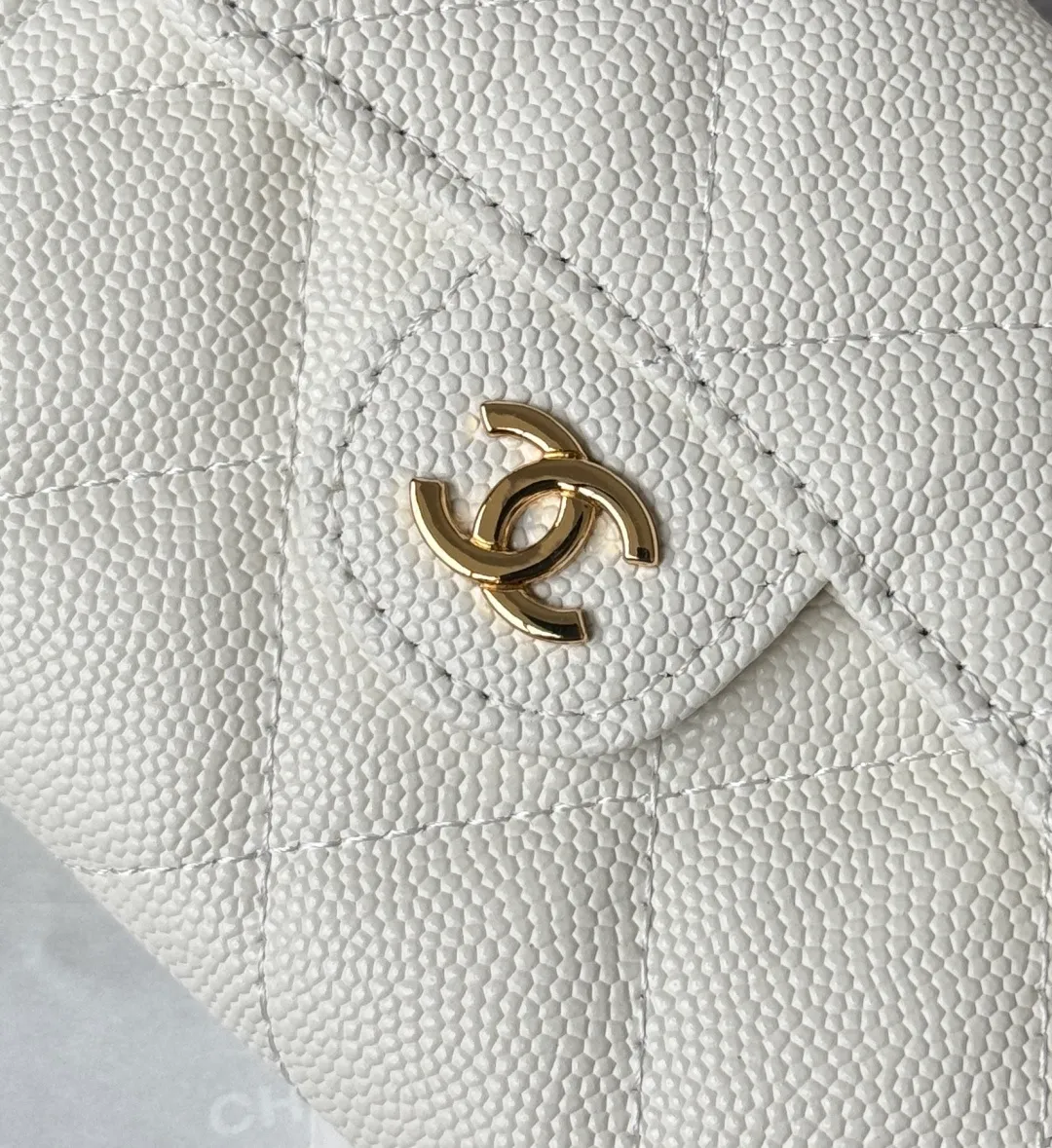 💰360💰Xiaoxiang chain bag, mini cute version. Can hold lipstick, credit card and some small change. Style number: A81082 Size: 8.5*12.5*2.5cm. Full set of packaging, box card, ribbon and cloth bag. Made of caviar cowhide, original quality. Exclusive photography🎬