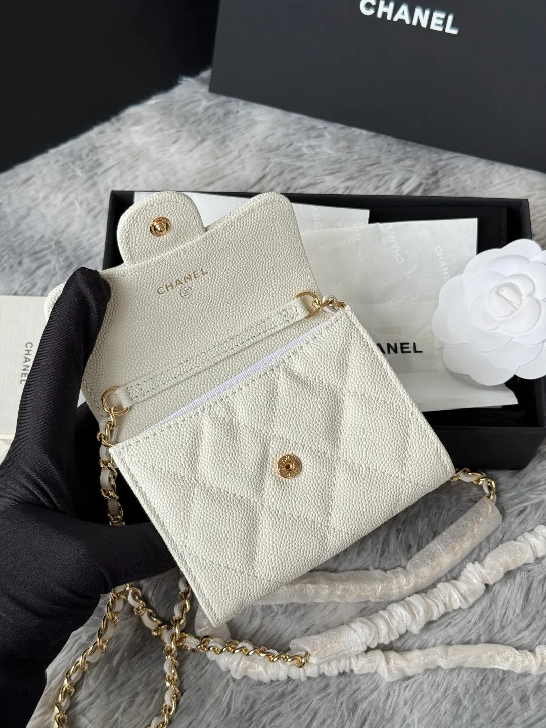 💰360💰Xiaoxiang chain bag, mini cute version. Can hold lipstick, credit card and some small change. Style number: A81082 Size: 8.5*12.5*2.5cm. Full set of packaging, box card, ribbon and cloth bag. Made of caviar cowhide, original quality. Exclusive photography🎬