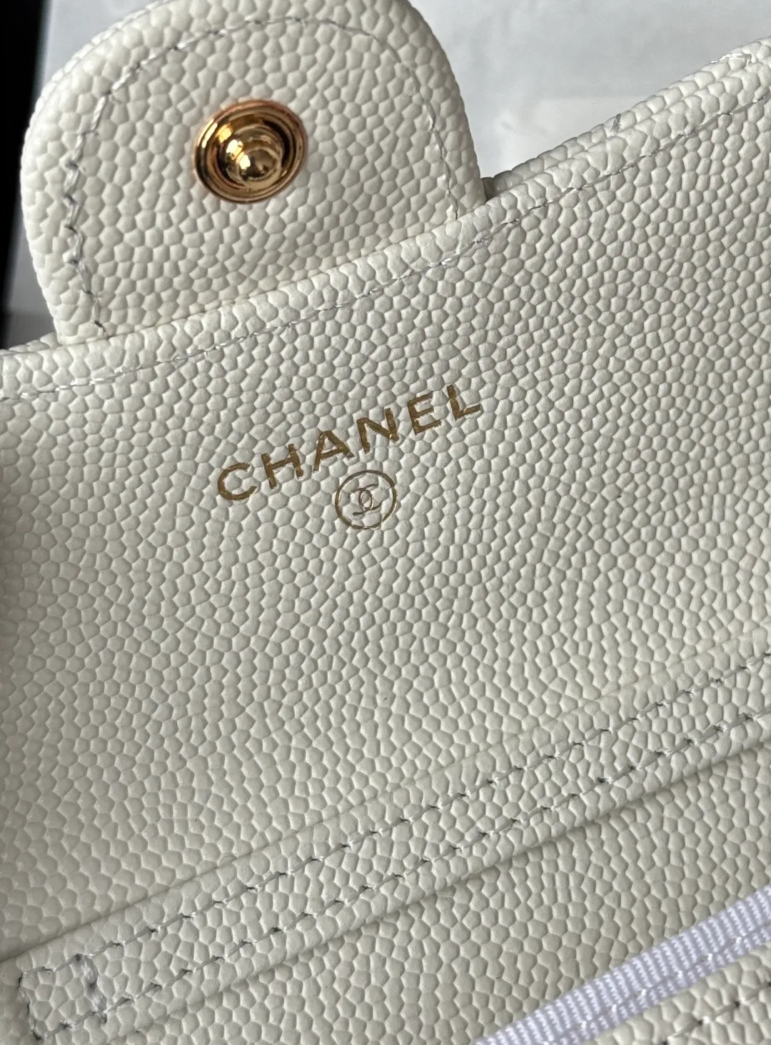 💰360💰Xiaoxiang chain bag, mini cute version. Can hold lipstick, credit card and some small change. Style number: A81082 Size: 8.5*12.5*2.5cm. Full set of packaging, box card, ribbon and cloth bag. Made of caviar cowhide, original quality. Exclusive photography🎬