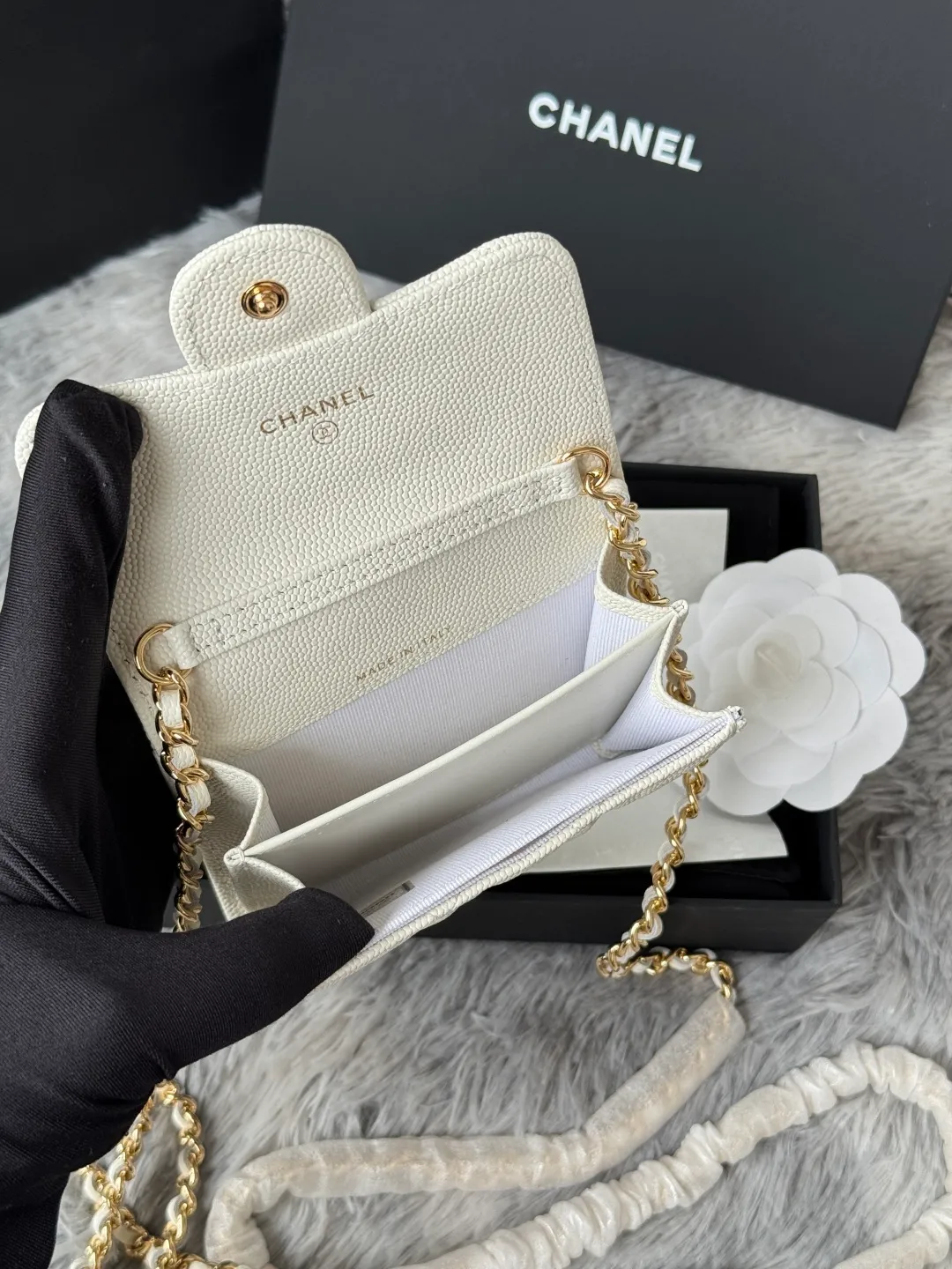 💰360💰Xiaoxiang chain bag, mini cute version. Can hold lipstick, credit card and some small change. Style number: A81082 Size: 8.5*12.5*2.5cm. Full set of packaging, box card, ribbon and cloth bag. Made of caviar cowhide, original quality. Exclusive photography🎬