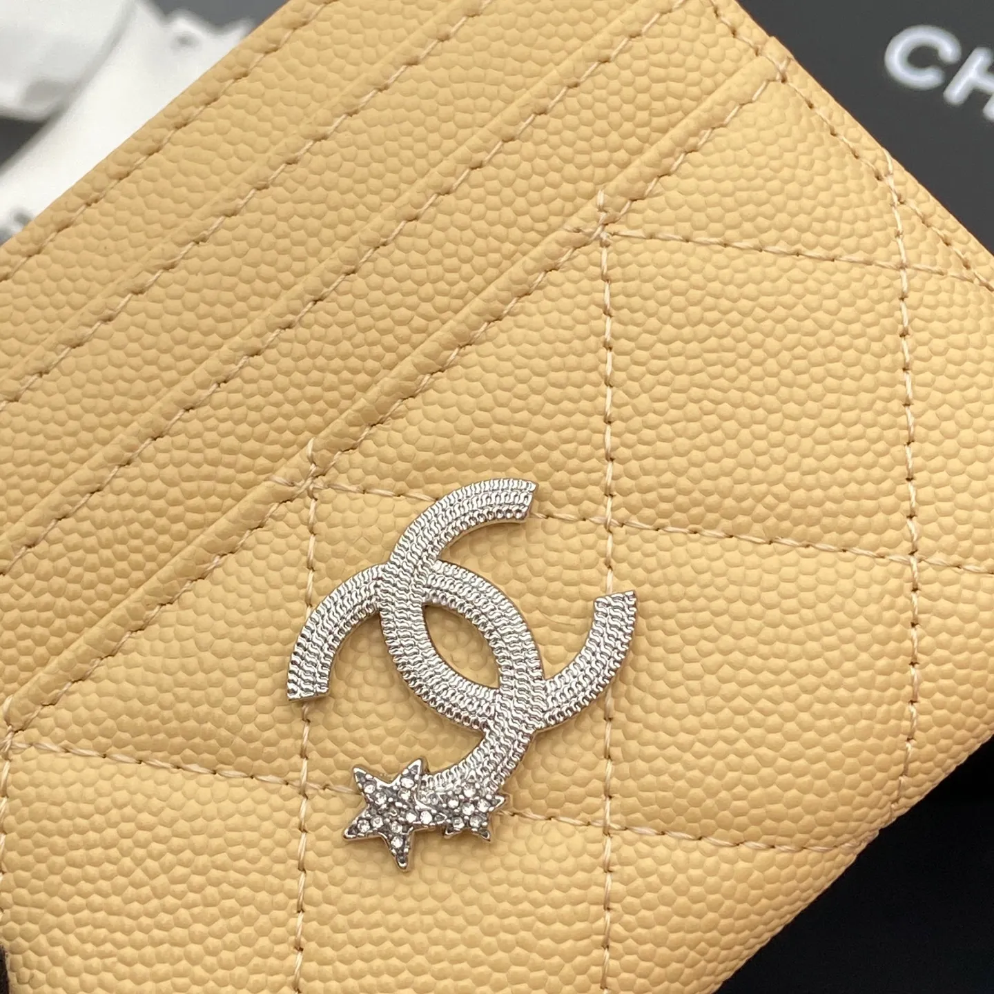25b new series caviar cowhide with stars⭐logo shiny blingblibg~card holder series Item number: AP 9628 Price: 300 Size: w11×h10cm Color: apricot fine ball pattern silver star hardware