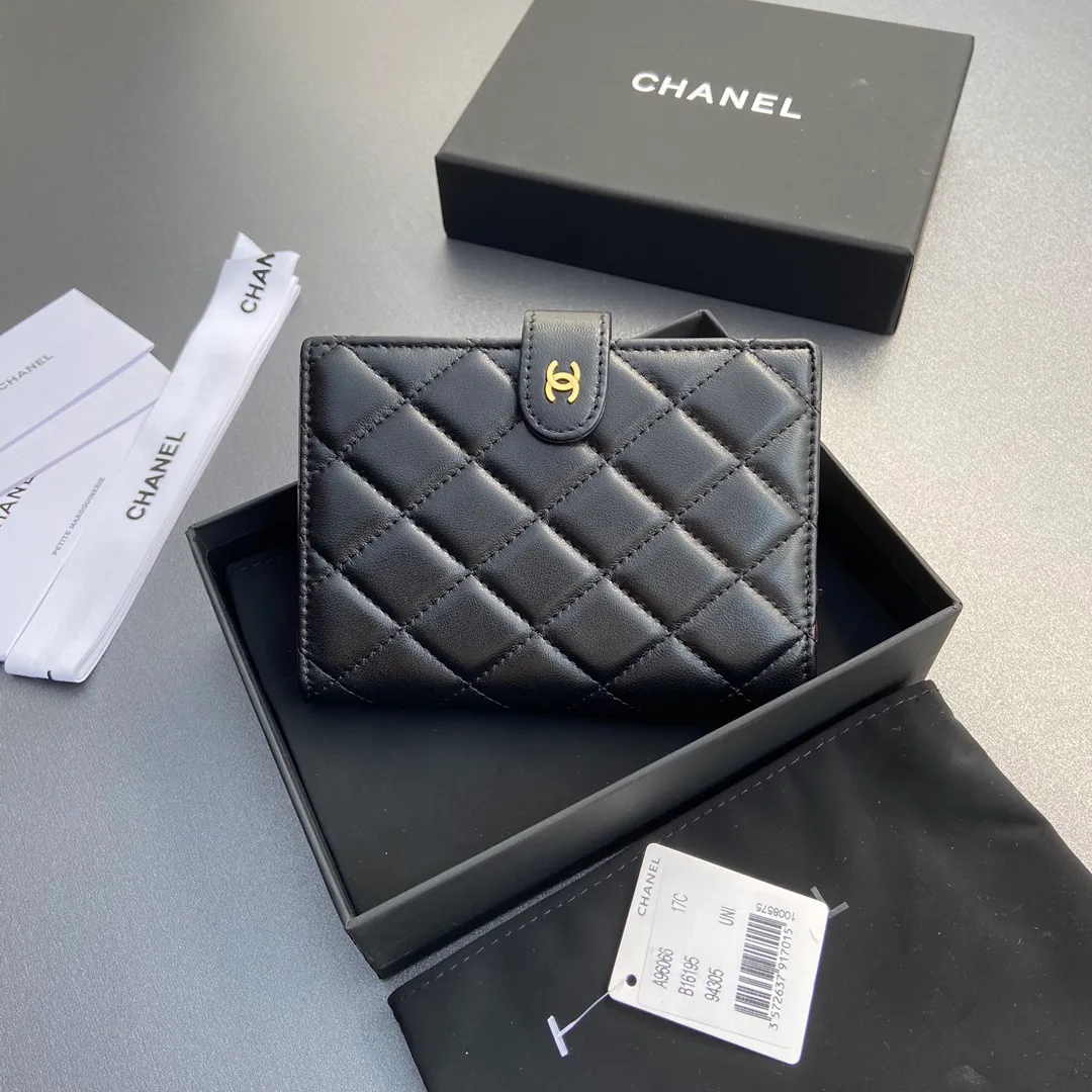 [Special grade hardware original leather] 💰440 Xiaoxiang Passport Holder Series Quilted with iconic metal logo Gold tone metal hardware, special Italian imported leather 4 card slots, 1 small zipper pocket, 1 banknote compartment, 1 passport holder card slot No.: 96066 Black Sheep Gold Size: w10×h14×d2cm