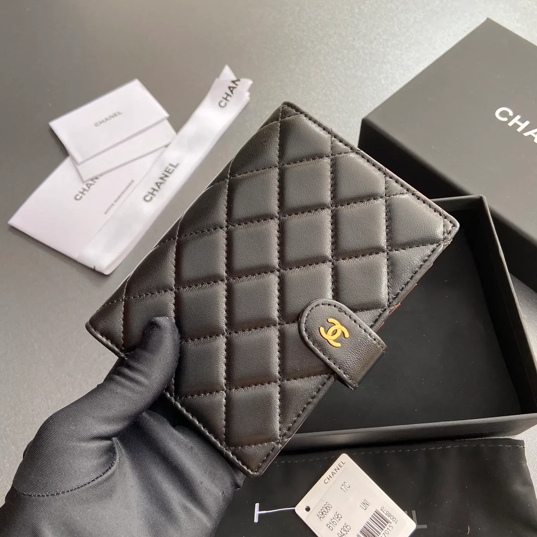 [Special grade hardware original leather] 💰440 Xiaoxiang Passport Holder Series Quilted with iconic metal logo Gold tone metal hardware, special Italian imported leather 4 card slots, 1 small zipper pocket, 1 banknote compartment, 1 passport holder card slot No.: 96066 Black Sheep Gold Size: w10×h14×d2cm