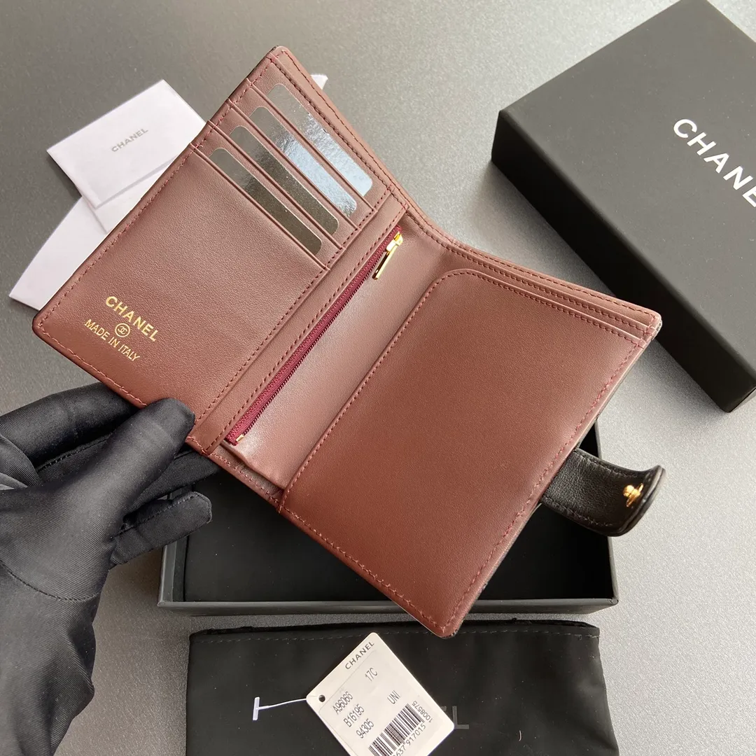 [Special grade hardware original leather] 💰440 Xiaoxiang Passport Holder Series Quilted with iconic metal logo Gold tone metal hardware, special Italian imported leather 4 card slots, 1 small zipper pocket, 1 banknote compartment, 1 passport holder card slot No.: 96066 Black Sheep Gold Size: w10×h14×d2cm