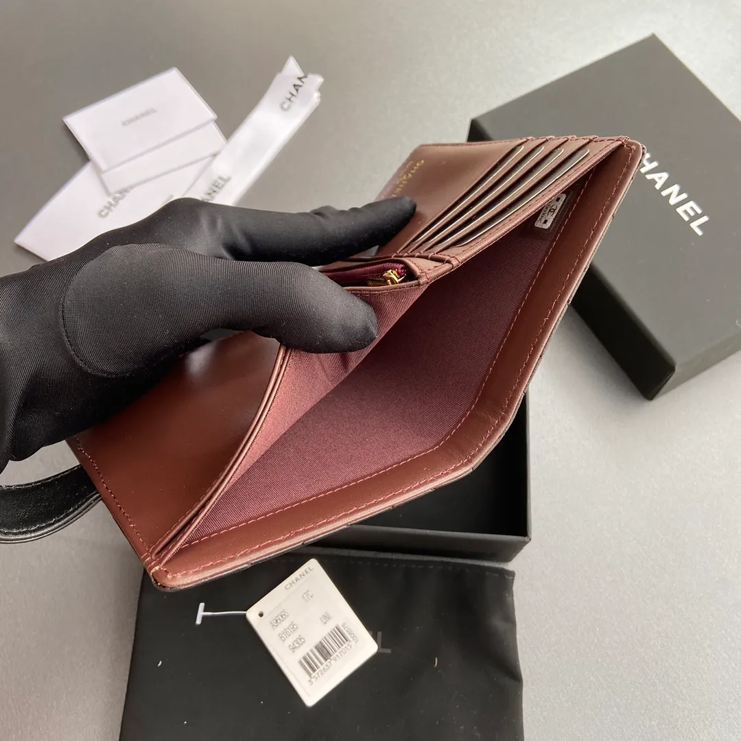 [Special grade hardware original leather] 💰440 Xiaoxiang Passport Holder Series Quilted with iconic metal logo Gold tone metal hardware, special Italian imported leather 4 card slots, 1 small zipper pocket, 1 banknote compartment, 1 passport holder card slot No.: 96066 Black Sheep Gold Size: w10×h14×d2cm